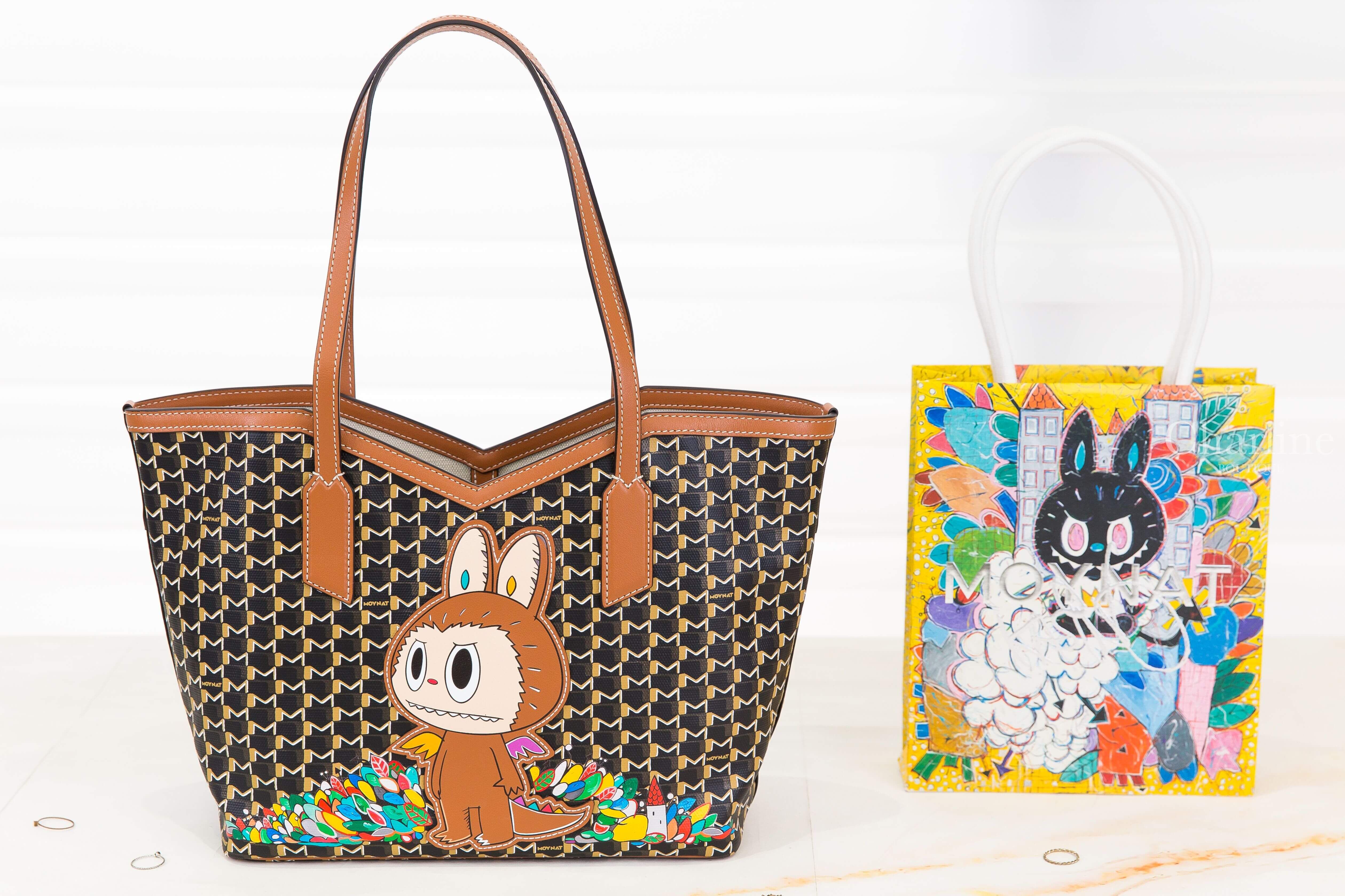 Moynat Moynat Kasing Lung M Tote PM 聯名款黑色老花帆布拼棕色小牛皮滾邊同色提把彩色Labubu小型無拉鍊托特包-Charline Boutique 精品代購