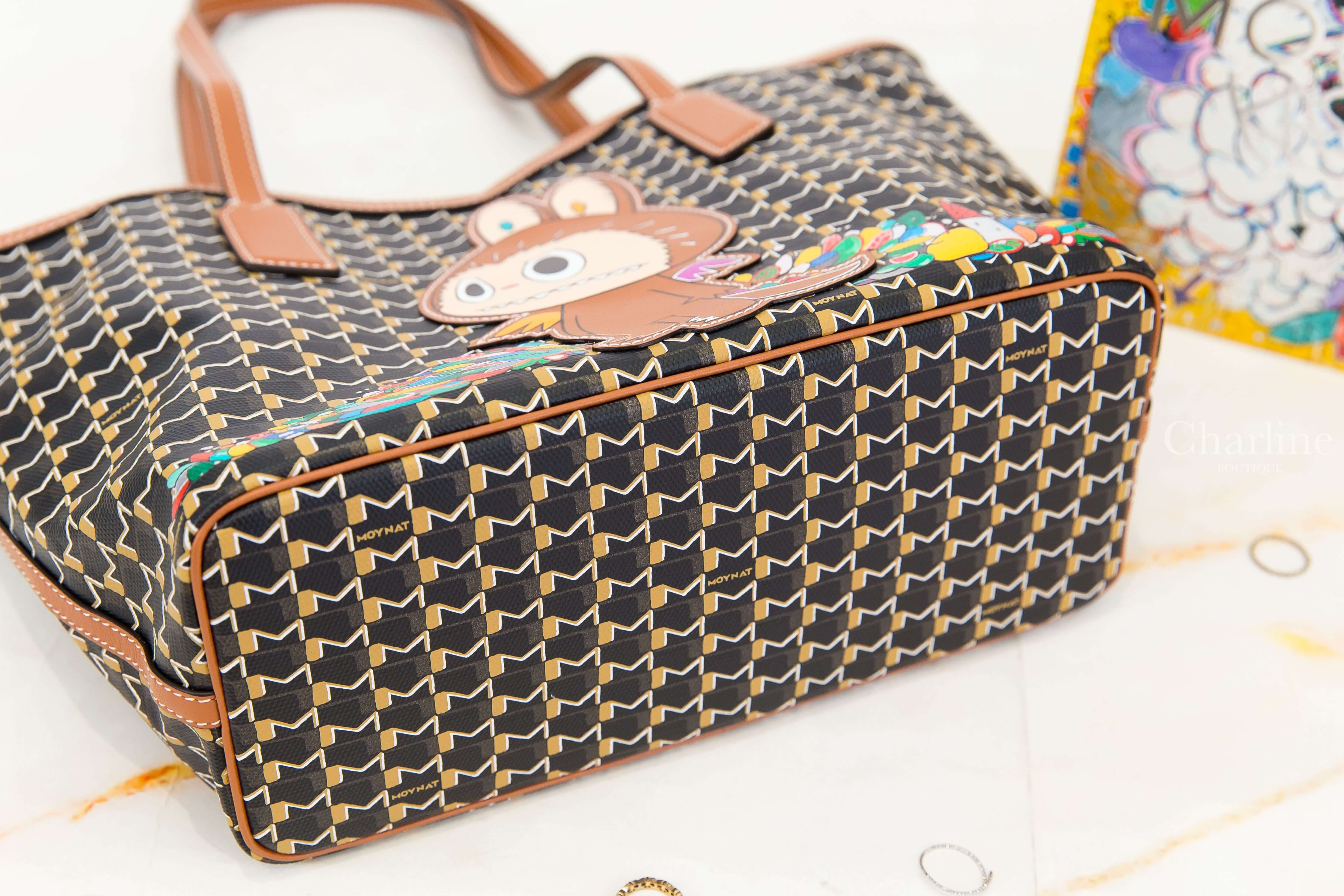 Moynat Moynat Kasing Lung M Tote PM 聯名款黑色老花帆布拼棕色小牛皮滾邊同色提把彩色Labubu小型無拉鍊托特包-Charline Boutique 精品代購