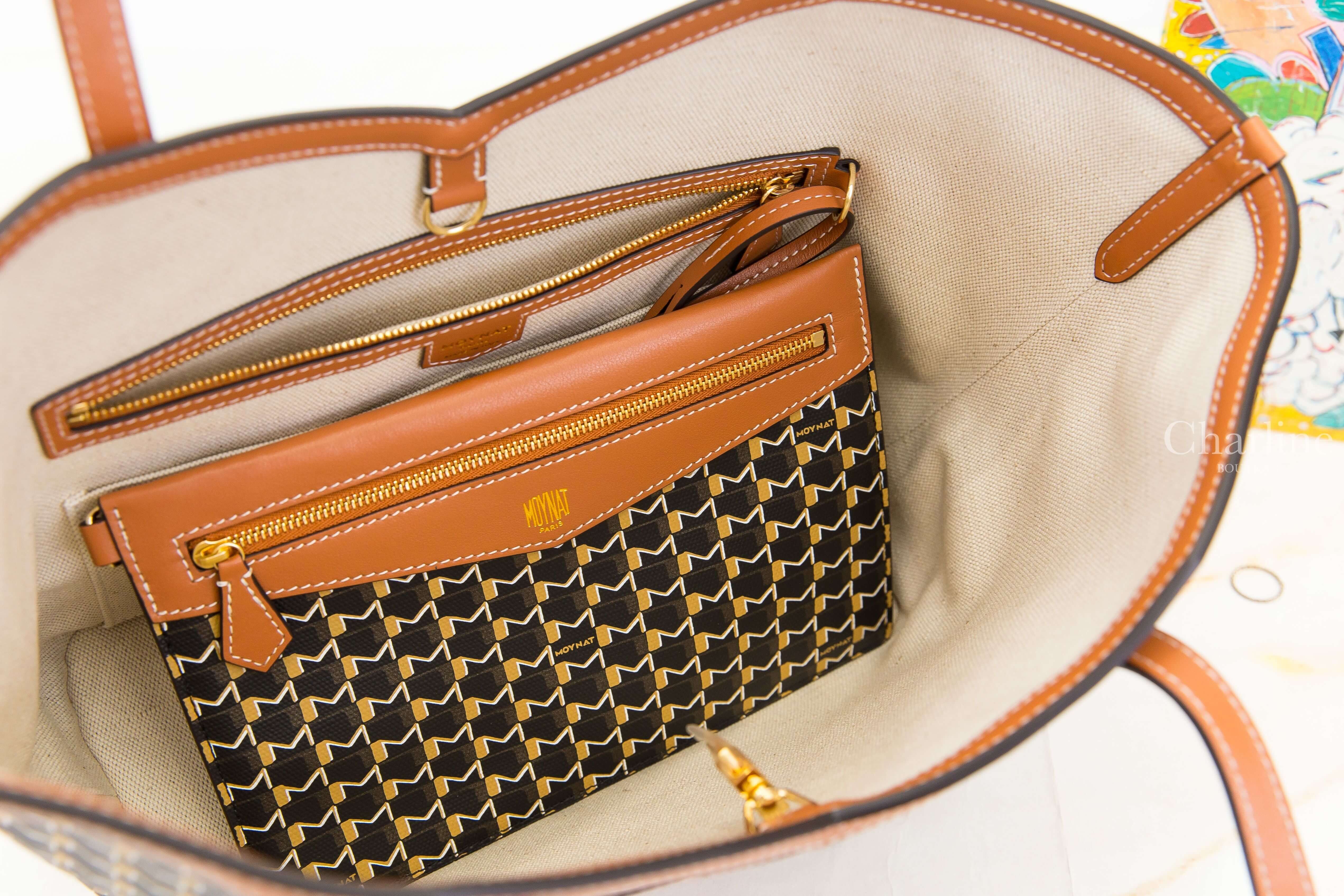 Moynat Moynat Kasing Lung M Tote PM 聯名款黑色老花帆布拼棕色小牛皮滾邊同色提把彩色Labubu小型無拉鍊托特包-Charline Boutique 精品代購
