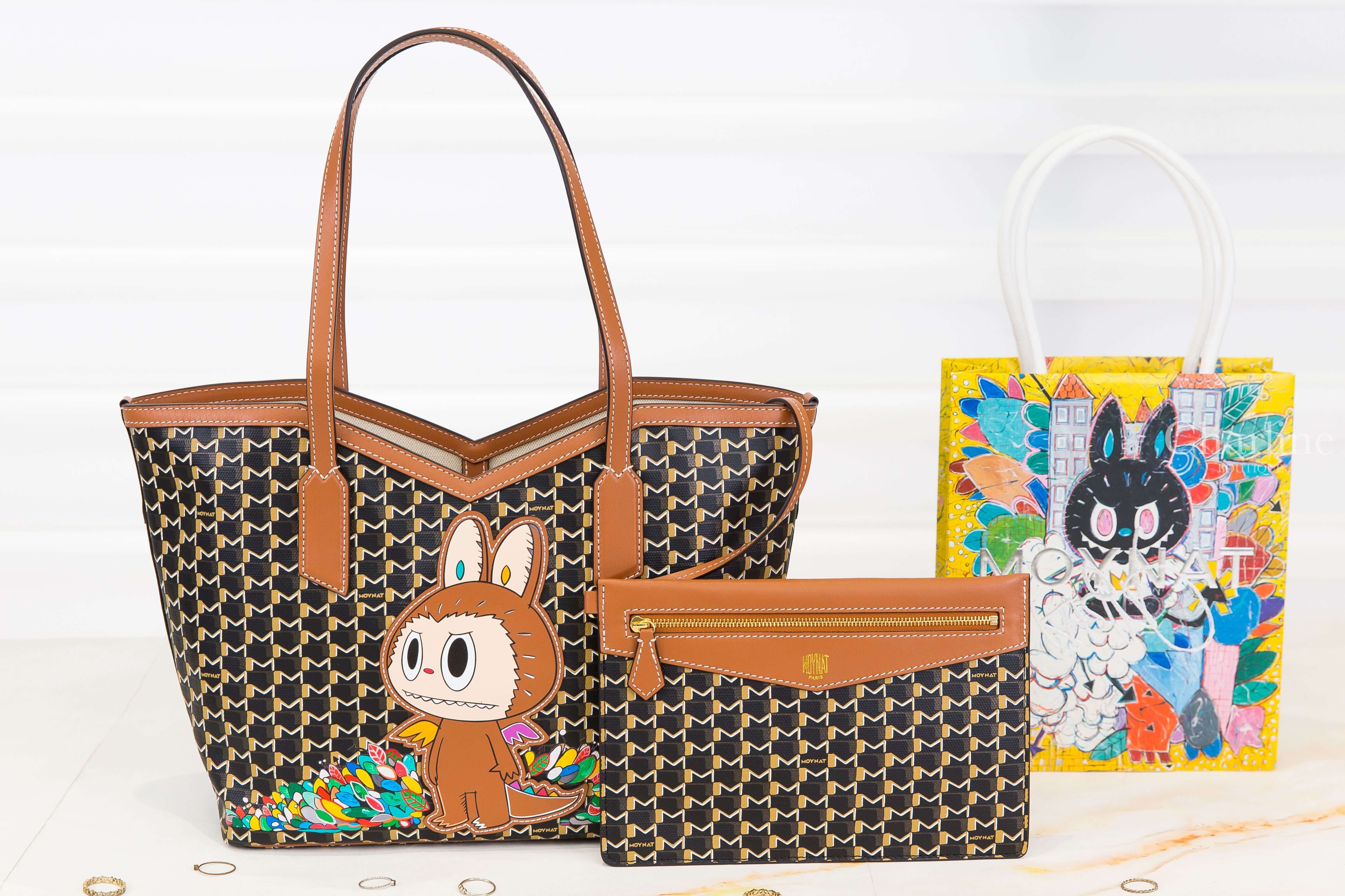 Moynat Moynat Kasing Lung M Tote PM 聯名款黑色老花帆布拼棕色小牛皮滾邊同色提把彩色Labubu小型無拉鍊托特包-Charline Boutique 精品代購