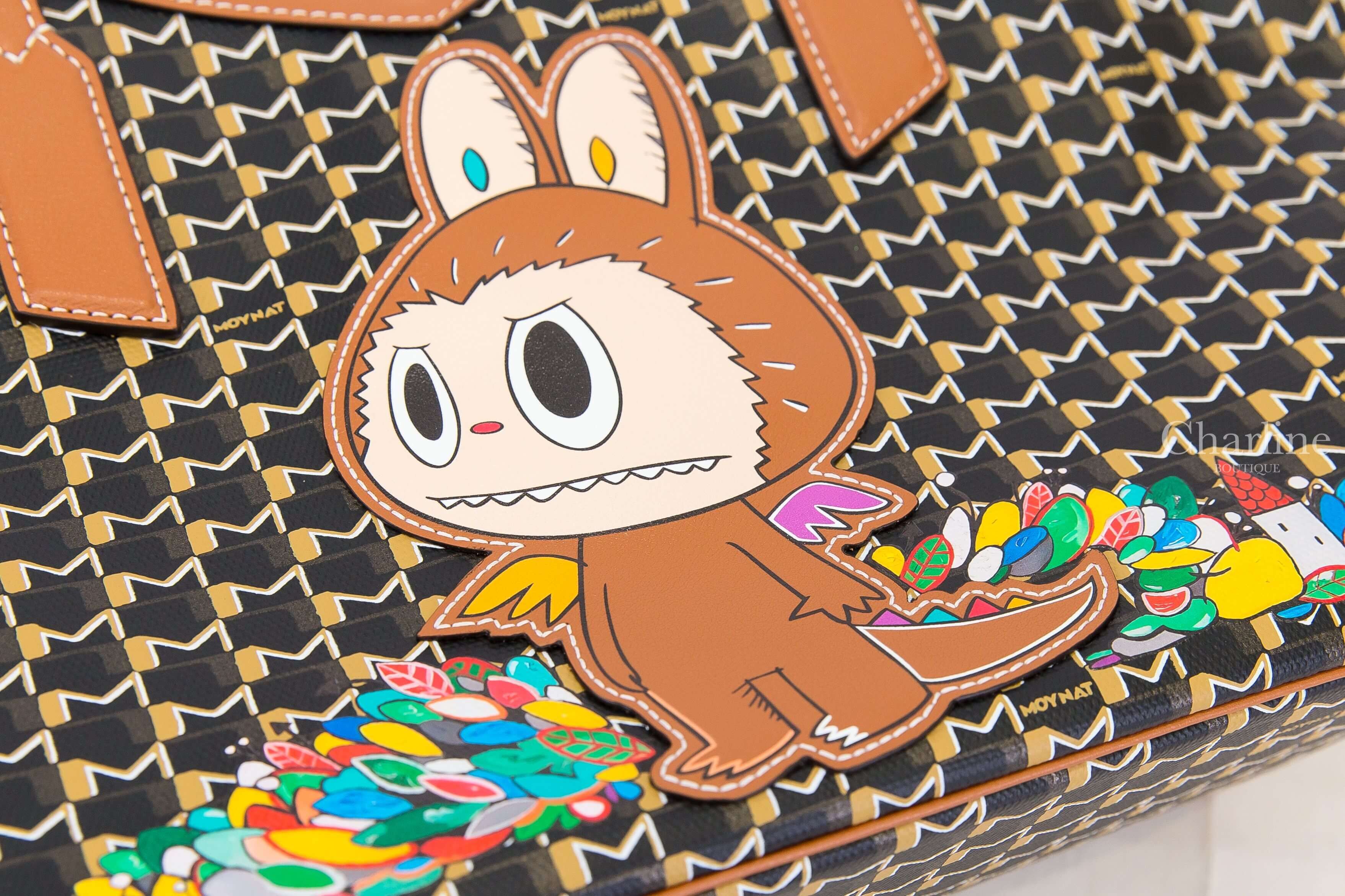 Moynat Moynat Kasing Lung M Tote PM 聯名款黑色老花帆布拼棕色小牛皮滾邊同色提把彩色Labubu小型無拉鍊托特包