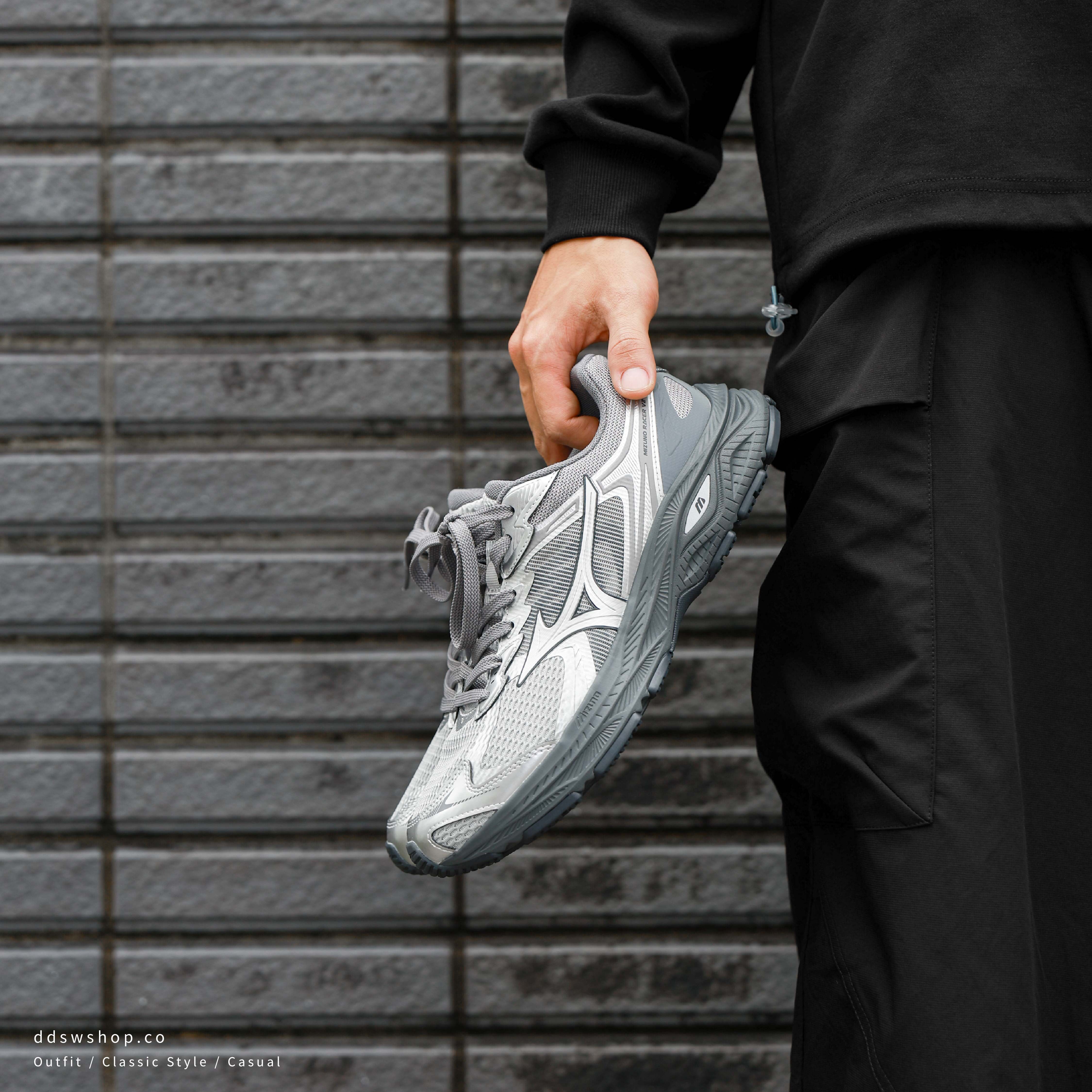 "代購" Mizuno Racer V2 Grey 復古 透氣 灰銀 男女鞋 D1GH250613