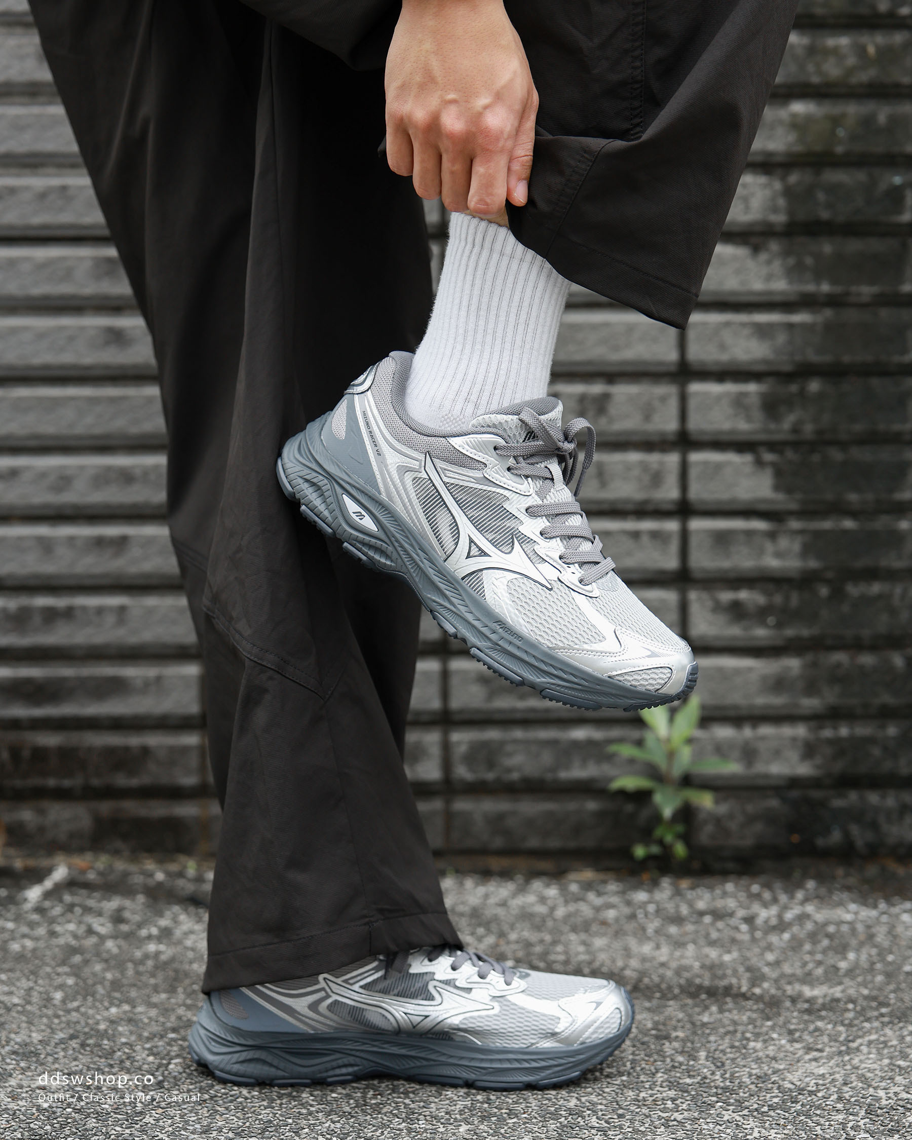 "代購" Mizuno Racer V2 Grey 復古 透氣 灰銀 男女鞋 D1GH250613
