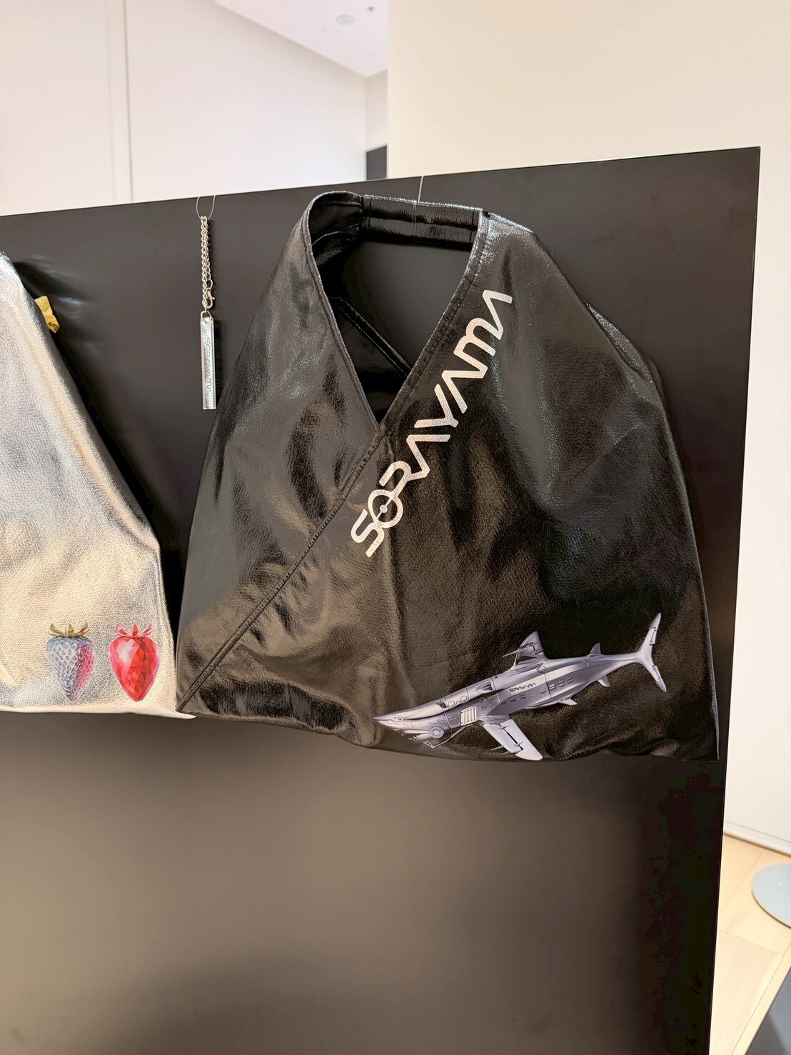 獨家現貨 空山基 展場限定 機械鯊魚 黑銀托特包