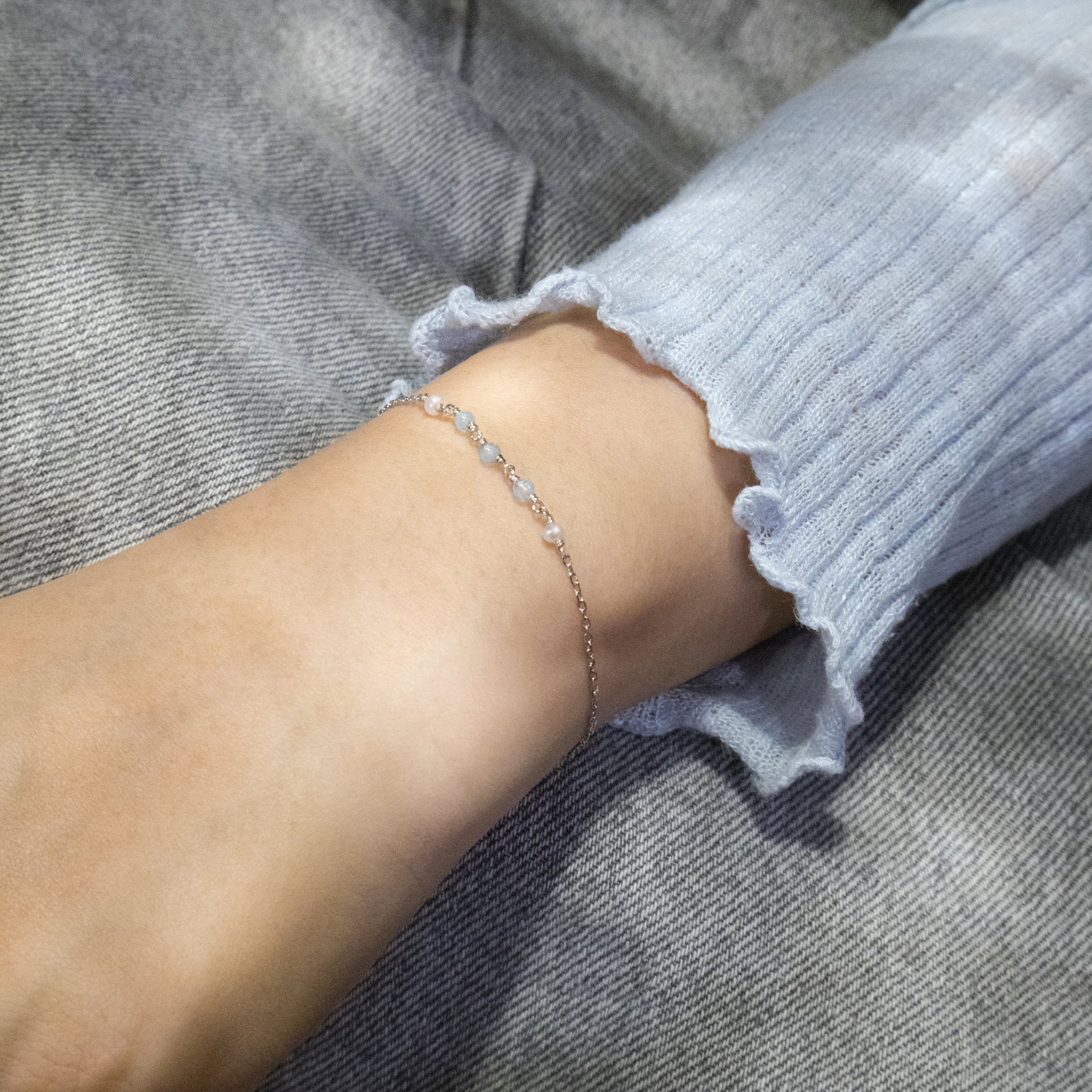 天然拓帕石與珍珠串珠而成的純銀水晶手鍊，拓帕石的淺藍色與珍珠白還可以提亮膚色與顯白，是很適合華人膚色的手鍊