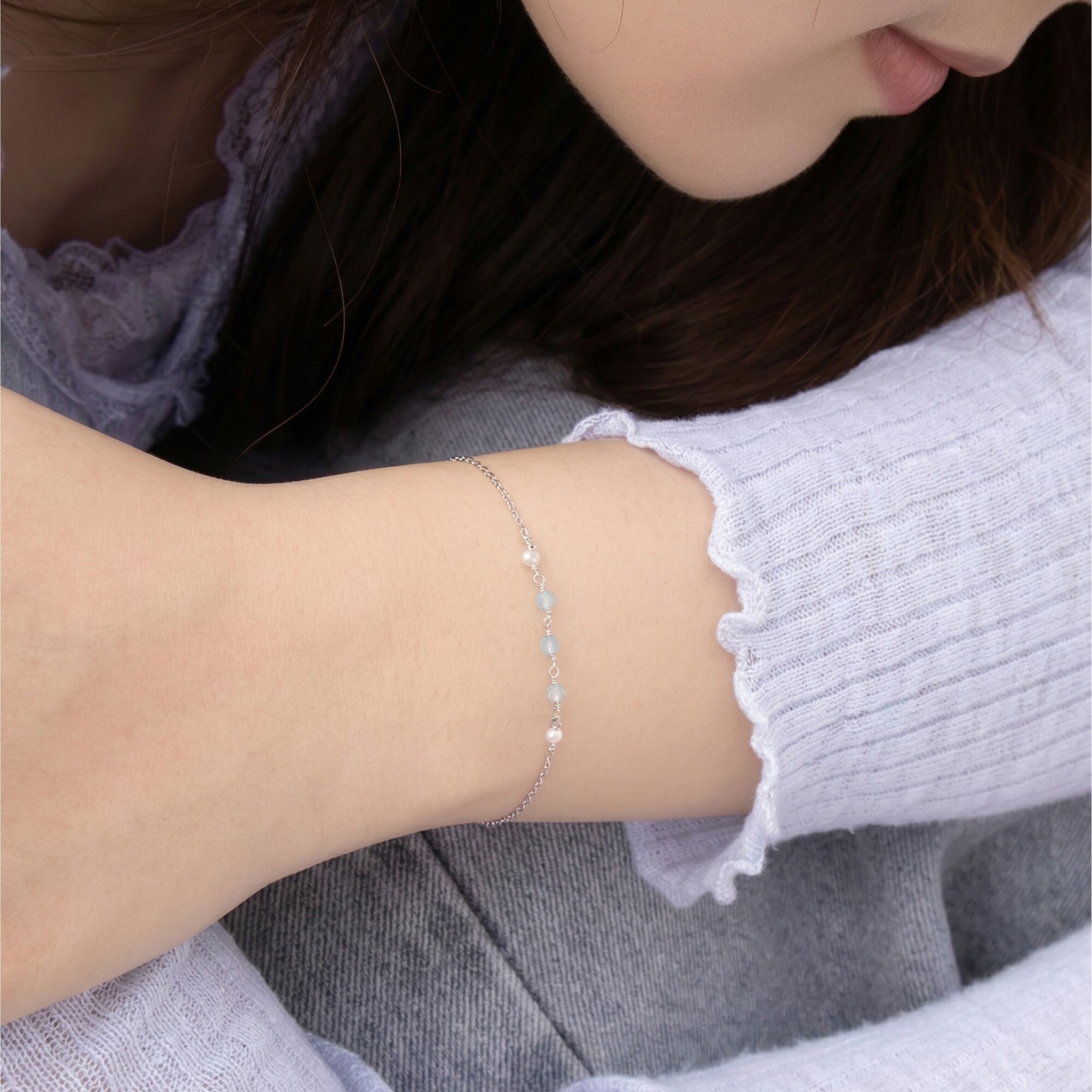 天然拓帕石與珍珠串珠而成的純銀水晶手鍊，拓帕石的淺藍色與珍珠白還可以提亮膚色與顯白，是很適合華人膚色的手鍊