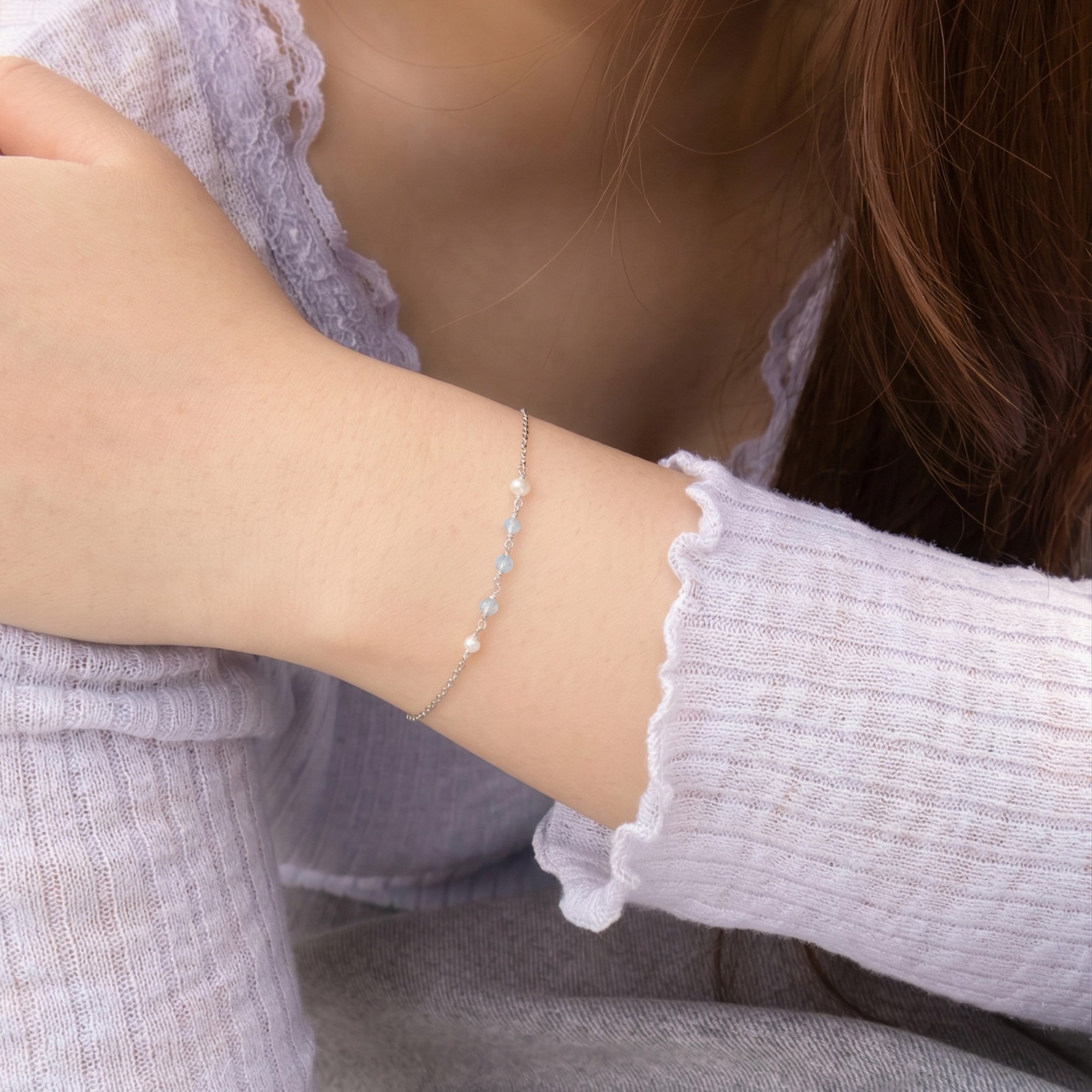 天然拓帕石與珍珠串珠而成的純銀水晶手鍊，拓帕石的淺藍色與珍珠白還可以提亮膚色與顯白，是很適合華人膚色的手鍊