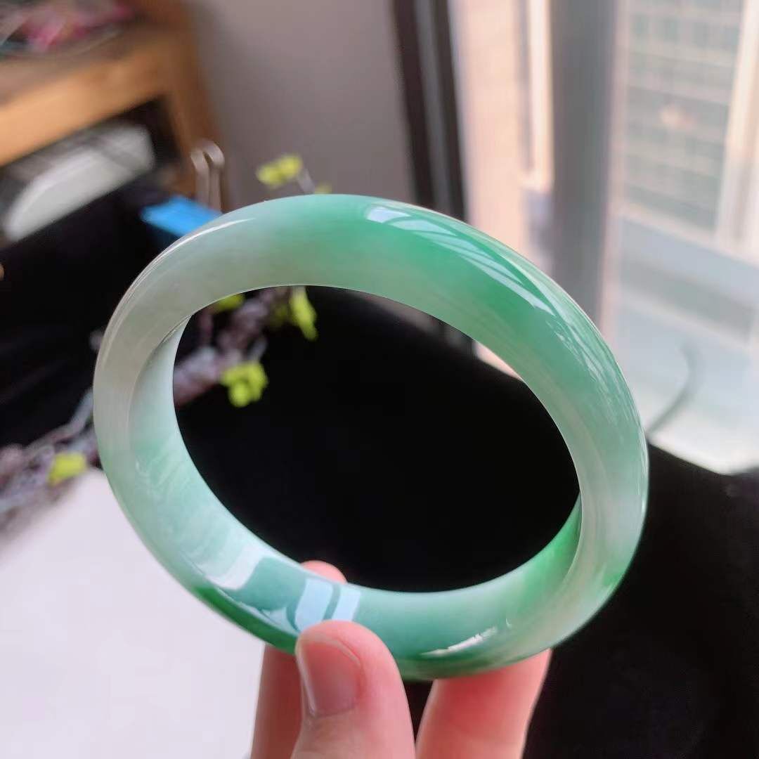 3262641 58.5mm冰種膠潤飄陽綠翡翠正圈手鐲 (58-60)