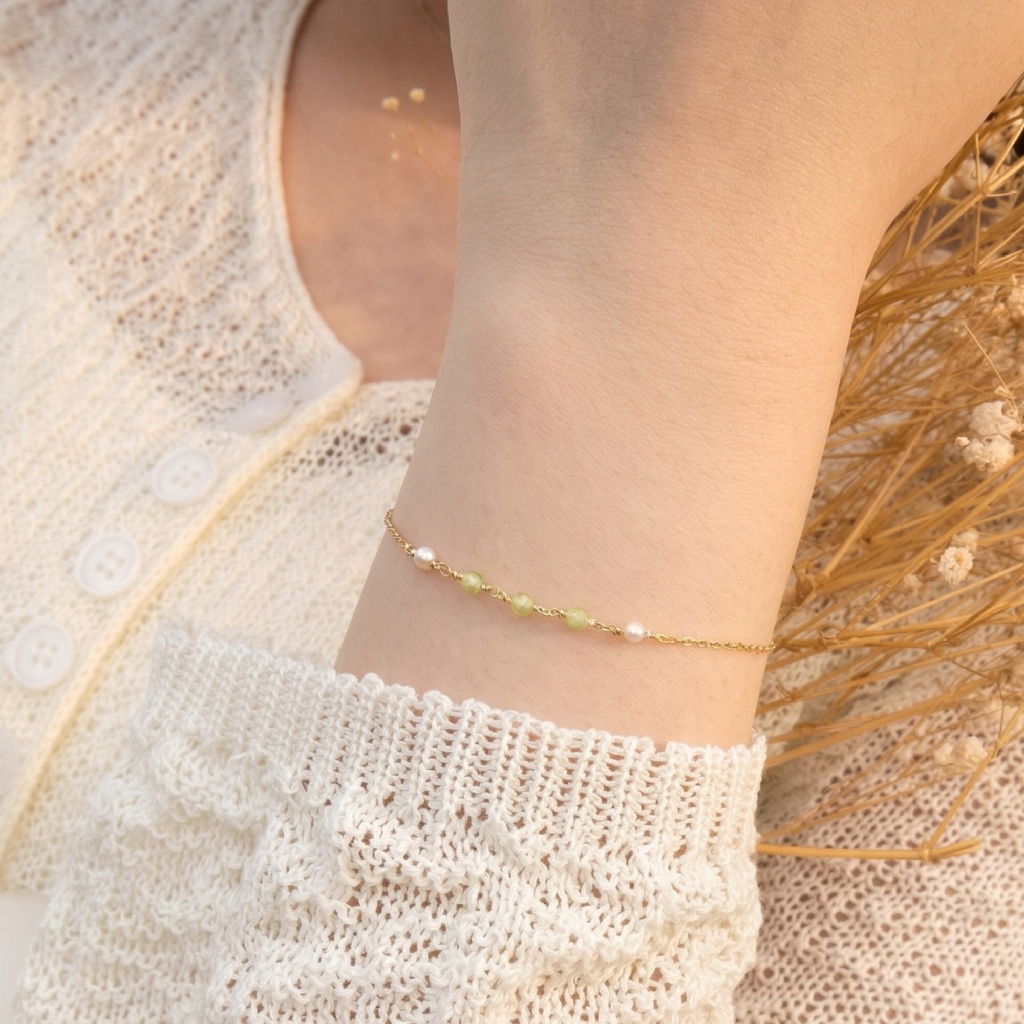 天然翠綠橄欖石和珍珠的串珠純銀手鍊，綠色和金銀兩色的對比搭配，對於偏暖黃的膚色也有巧妙的點綴效果