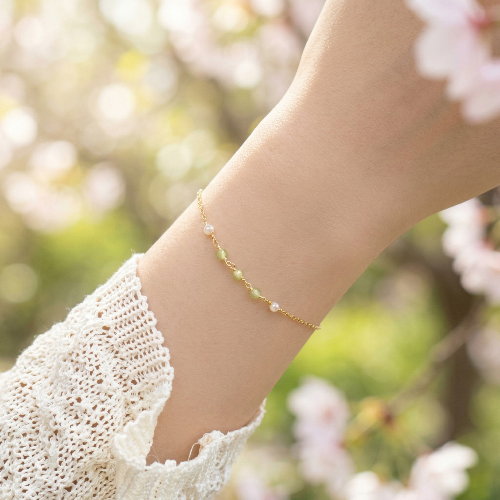 天然翠綠橄欖石和珍珠的串珠純銀手鍊，綠色和金銀兩色的對比搭配，對於偏暖黃的膚色也有巧妙的點綴效果