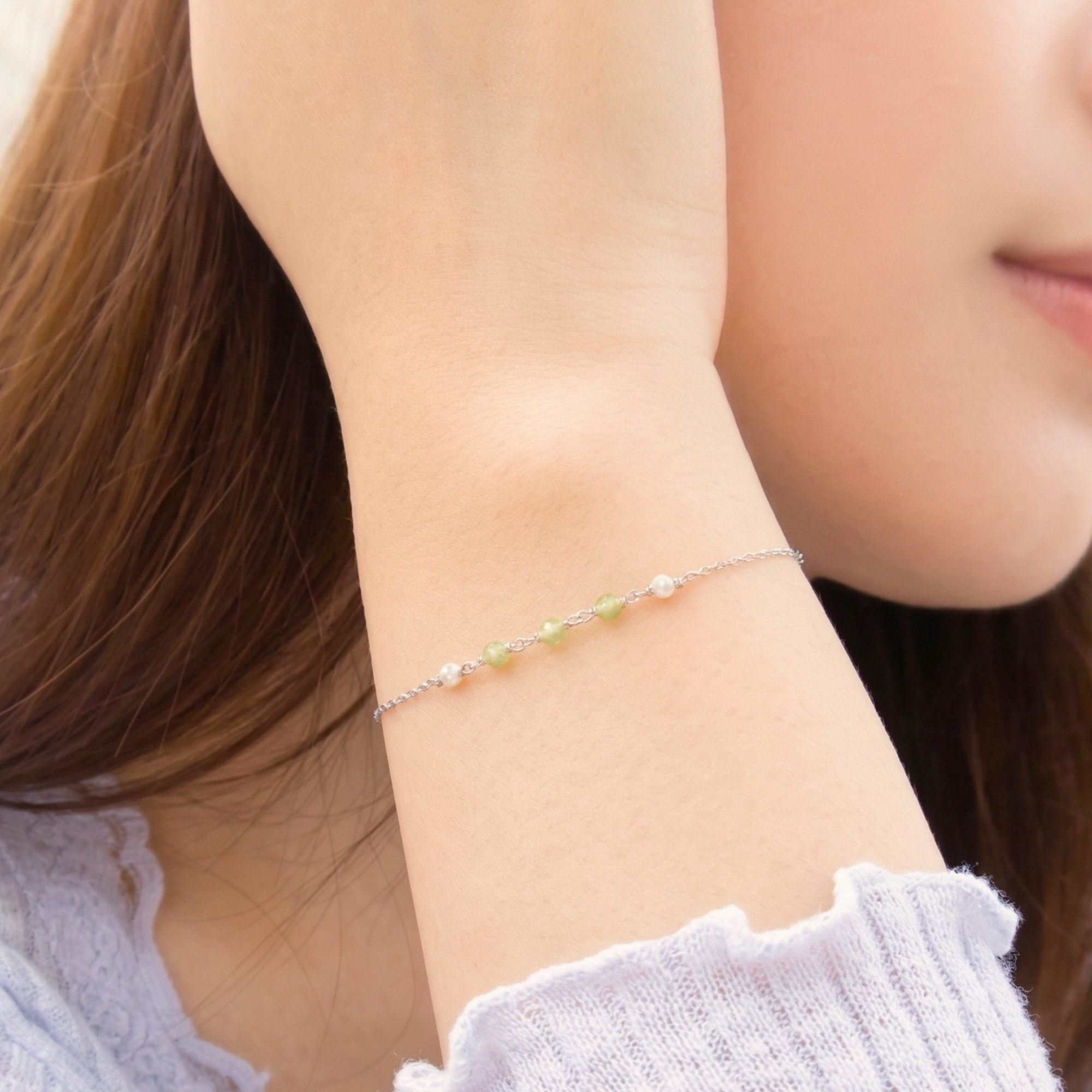 天然翠綠橄欖石和珍珠的串珠純銀手鍊，綠色和金銀兩色的對比搭配，對於偏暖黃的膚色也有巧妙的點綴效果
