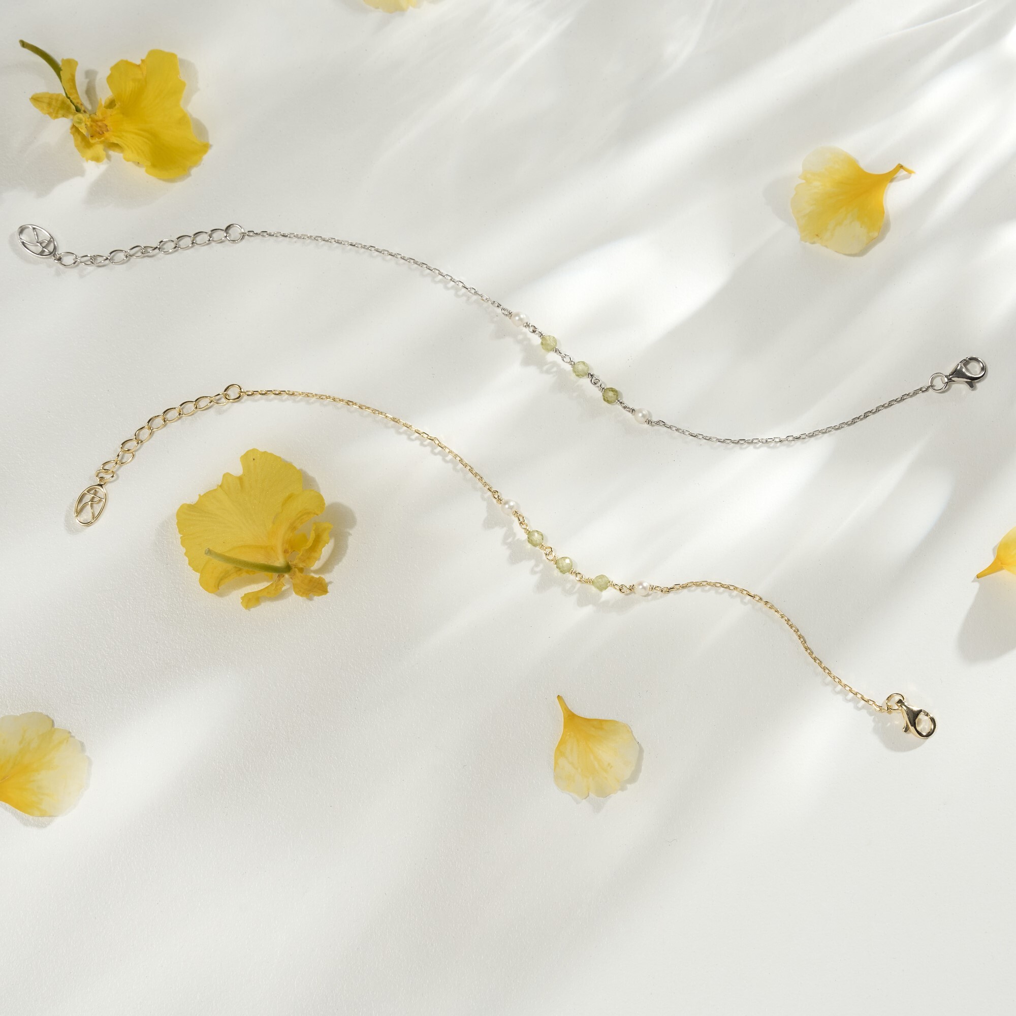 天然翠綠橄欖石和珍珠的串珠純銀手鍊，綠色和金銀兩色的對比搭配，對於偏暖黃的膚色也有巧妙的點綴效果