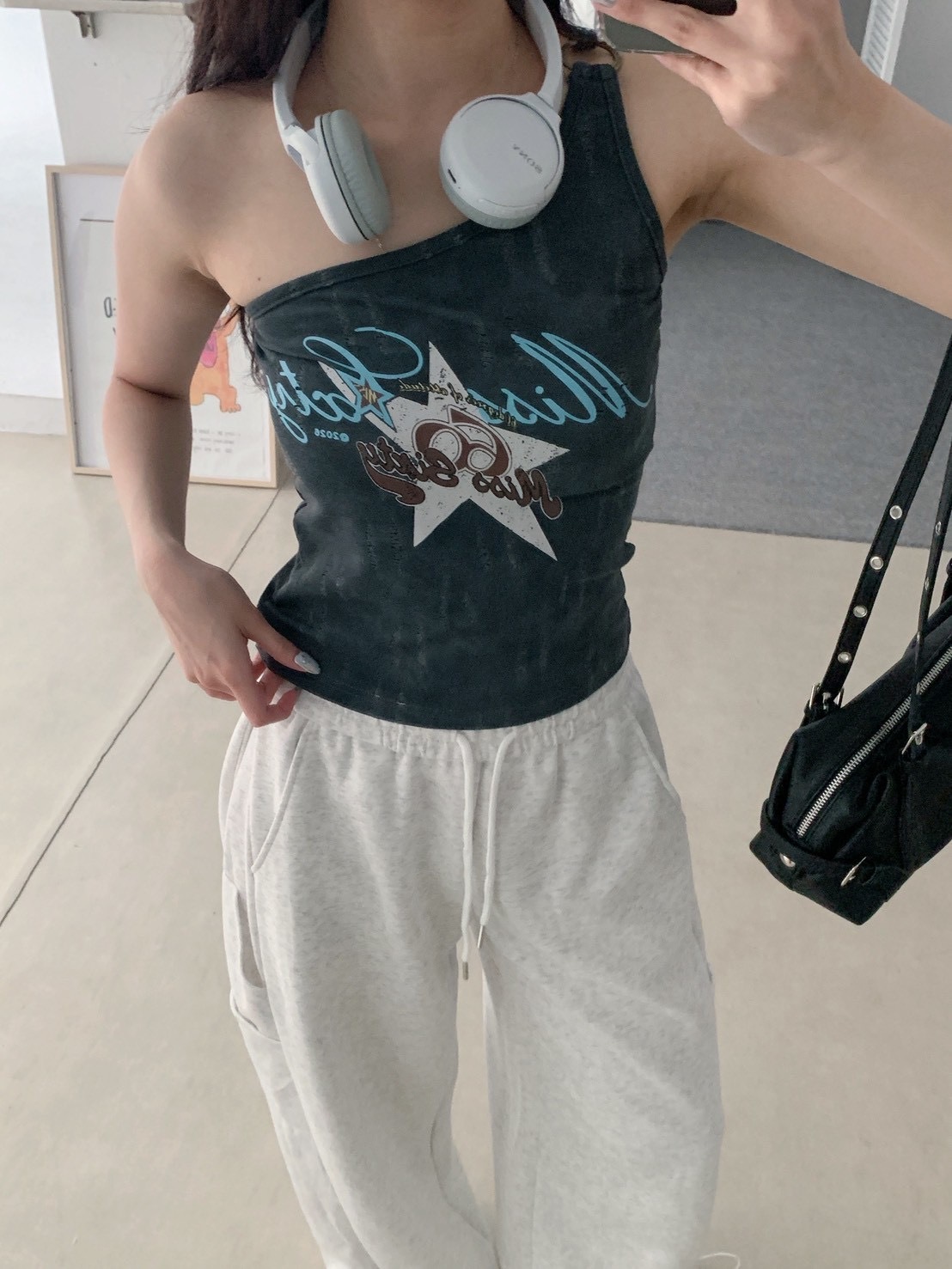 B105多巴胺設計斜肩上衣