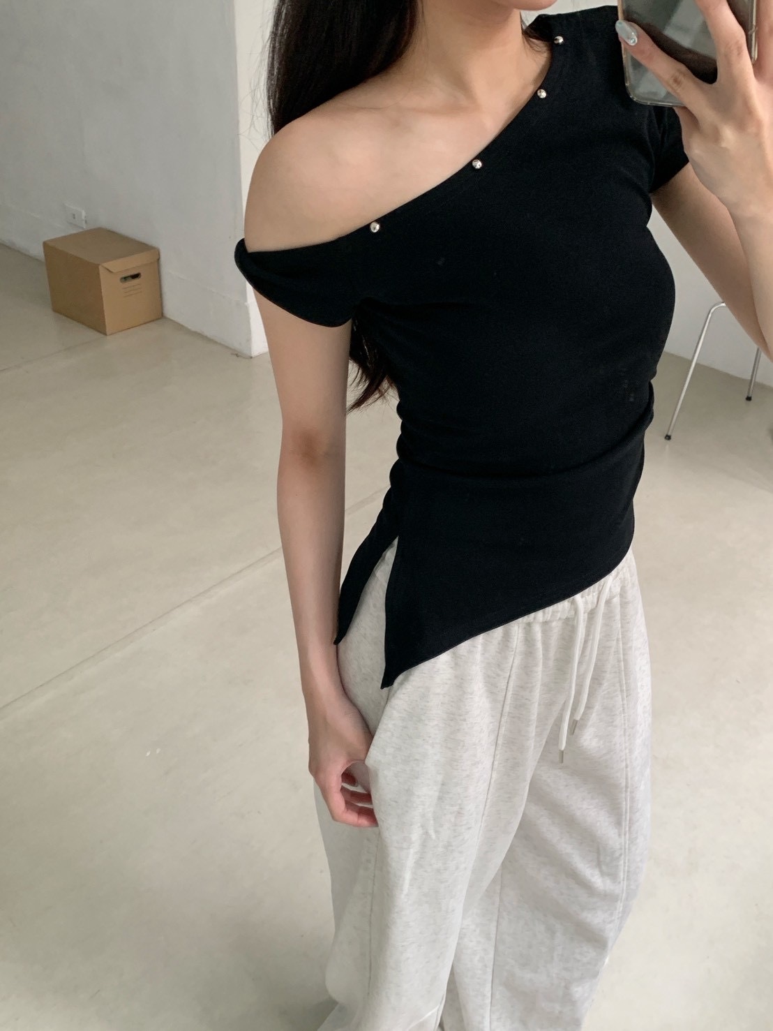 B126辣妹卯釘設計斜肩上衣(附項鍊)