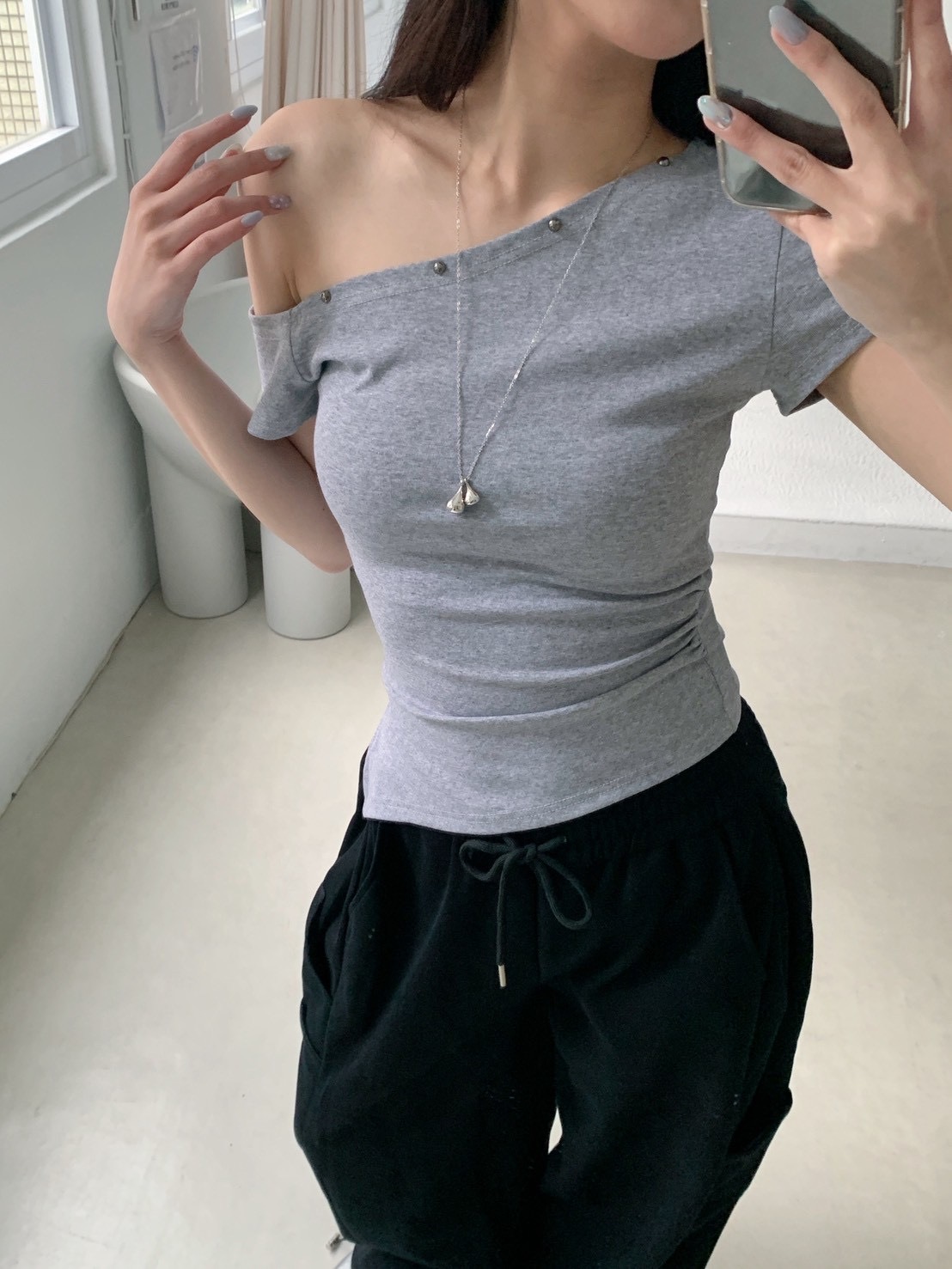 B126辣妹卯釘設計斜肩上衣(附項鍊)