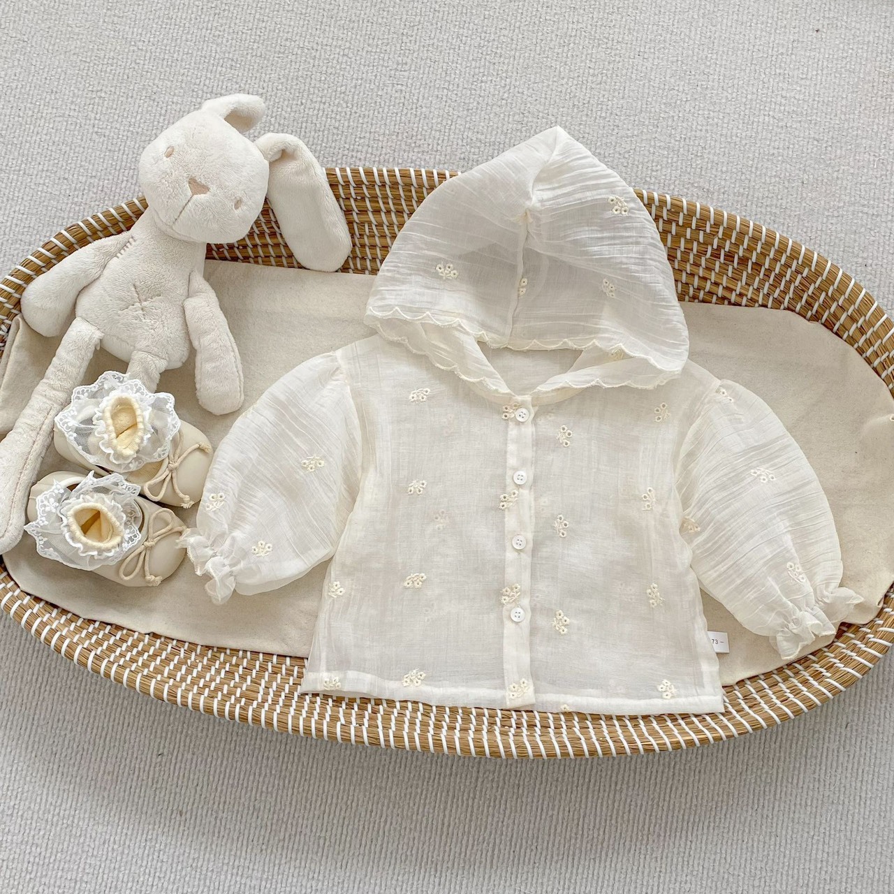 刺繡小花輕薄連帽外套