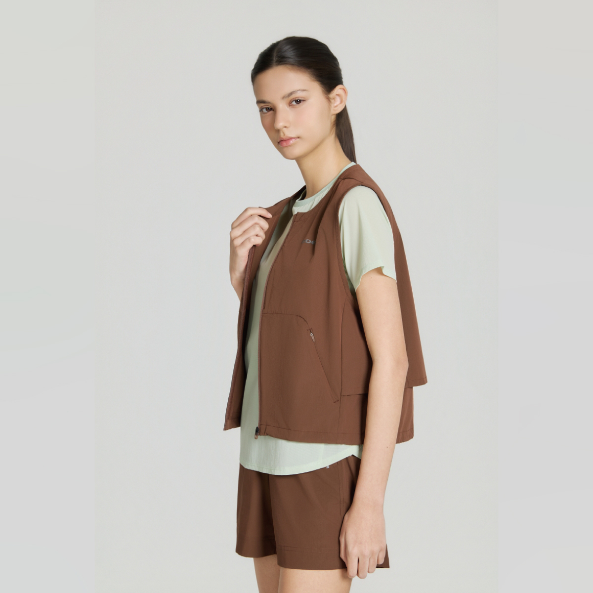 【EIDER】女Momentum輕量透氣背心/26EDWM26606-[咖啡棕、經典黑]