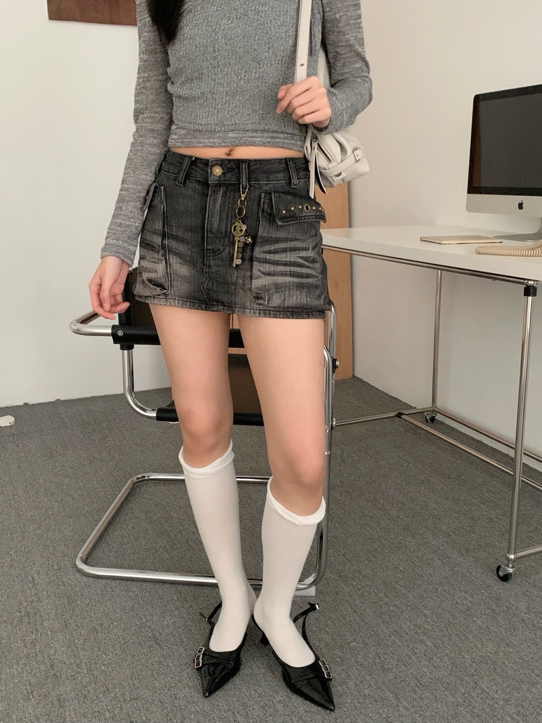 B136復古刷舊感工裝A字短裙(附吊飾)