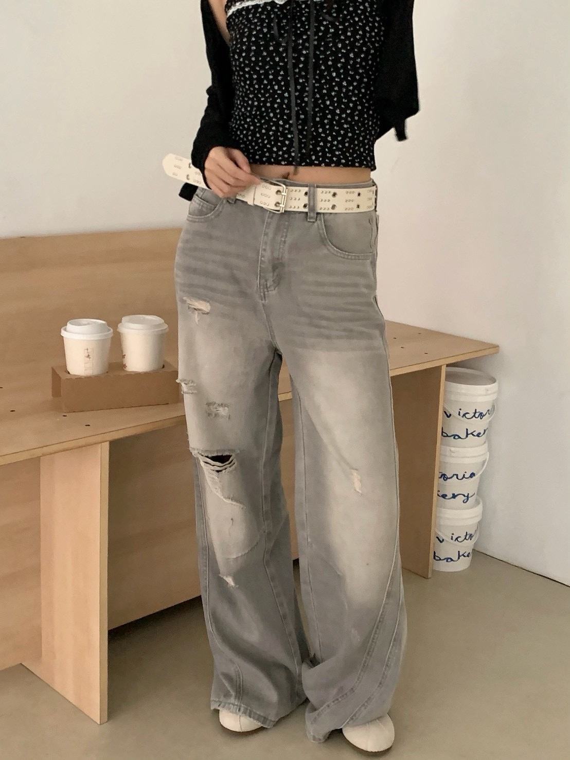 B169刷破灰色微彎刀長褲(附皮帶)