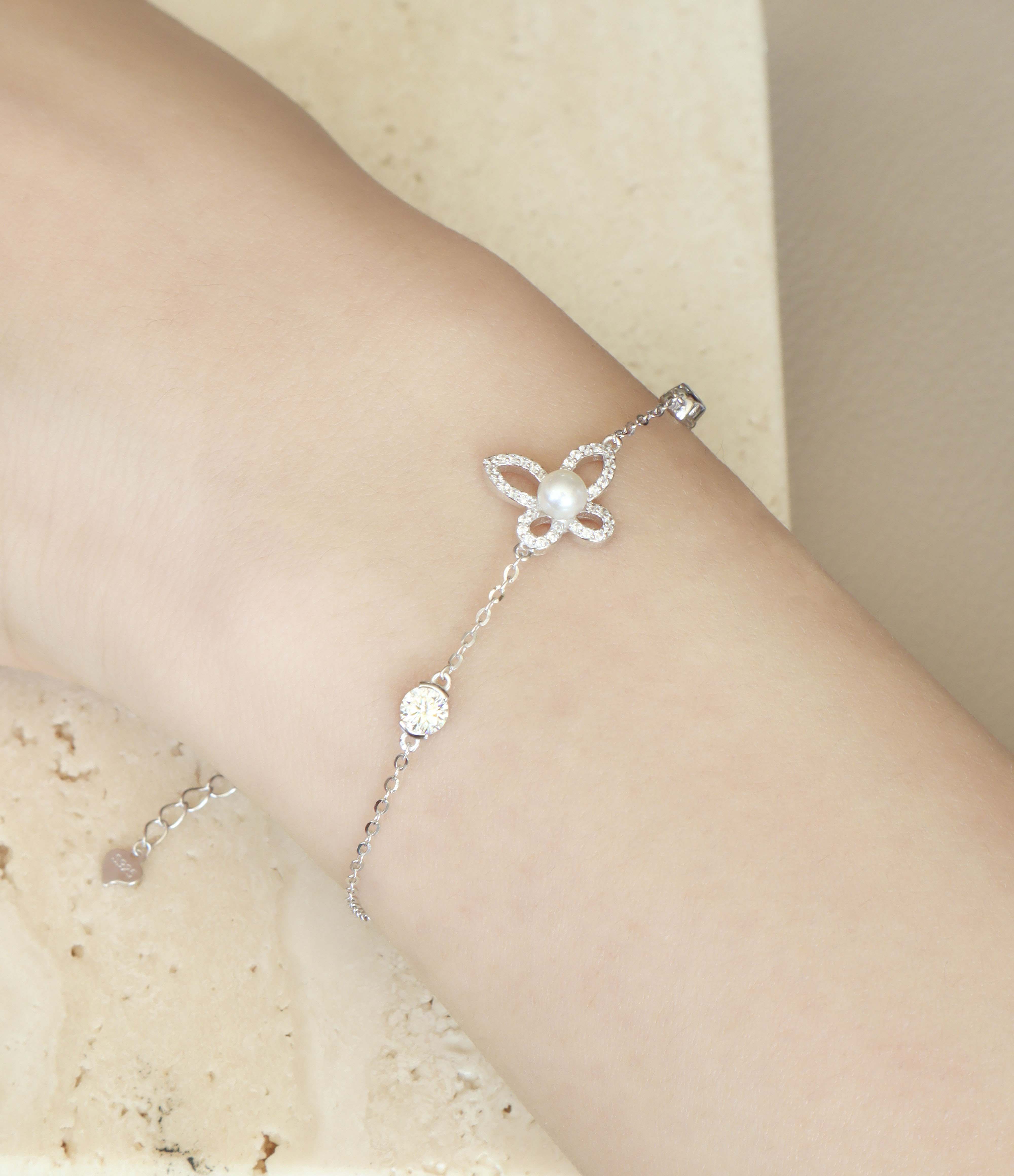 Silver/珍珠小蝶莫桑石手鍊