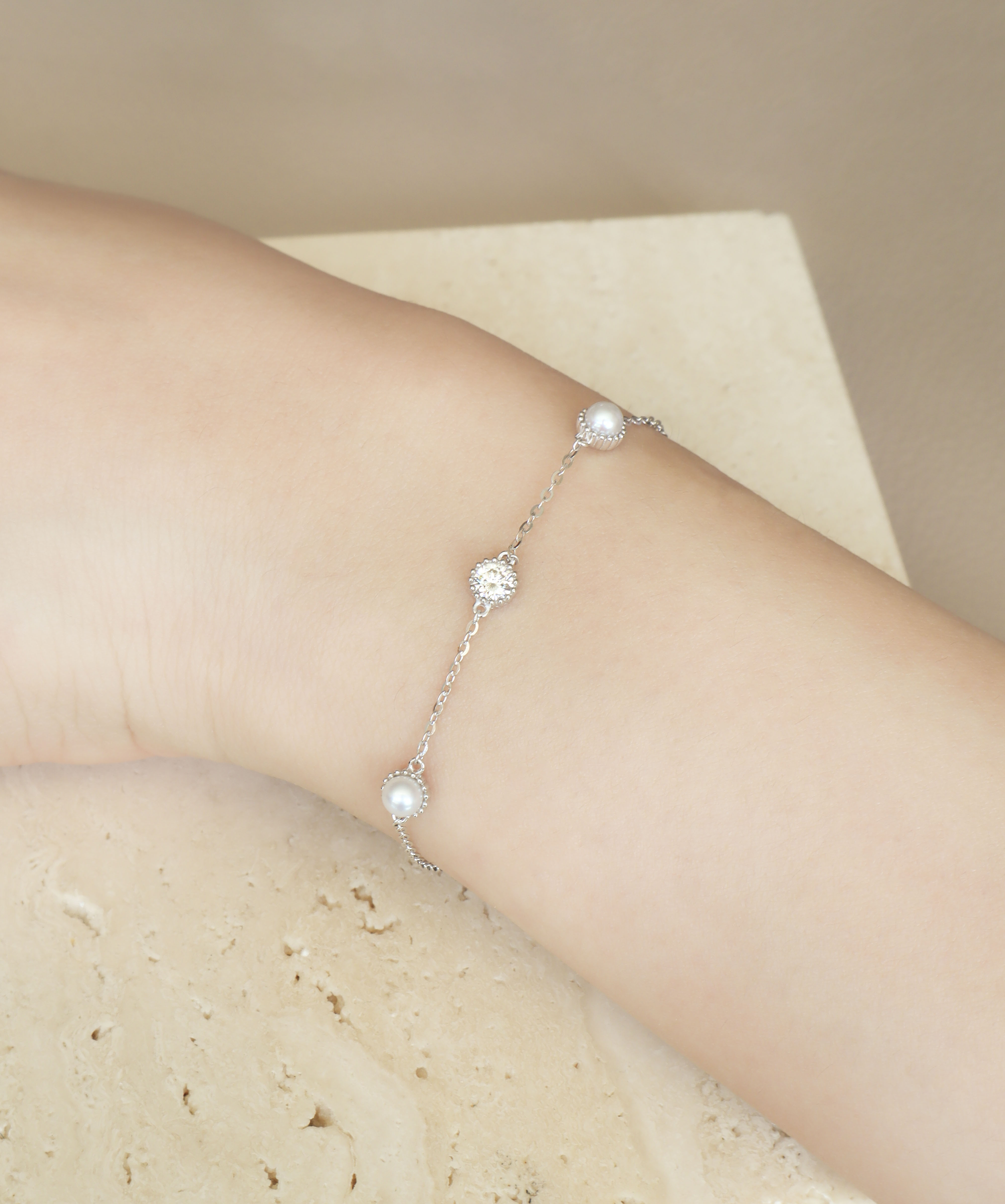 Silver/點點珠光莫桑石手鍊