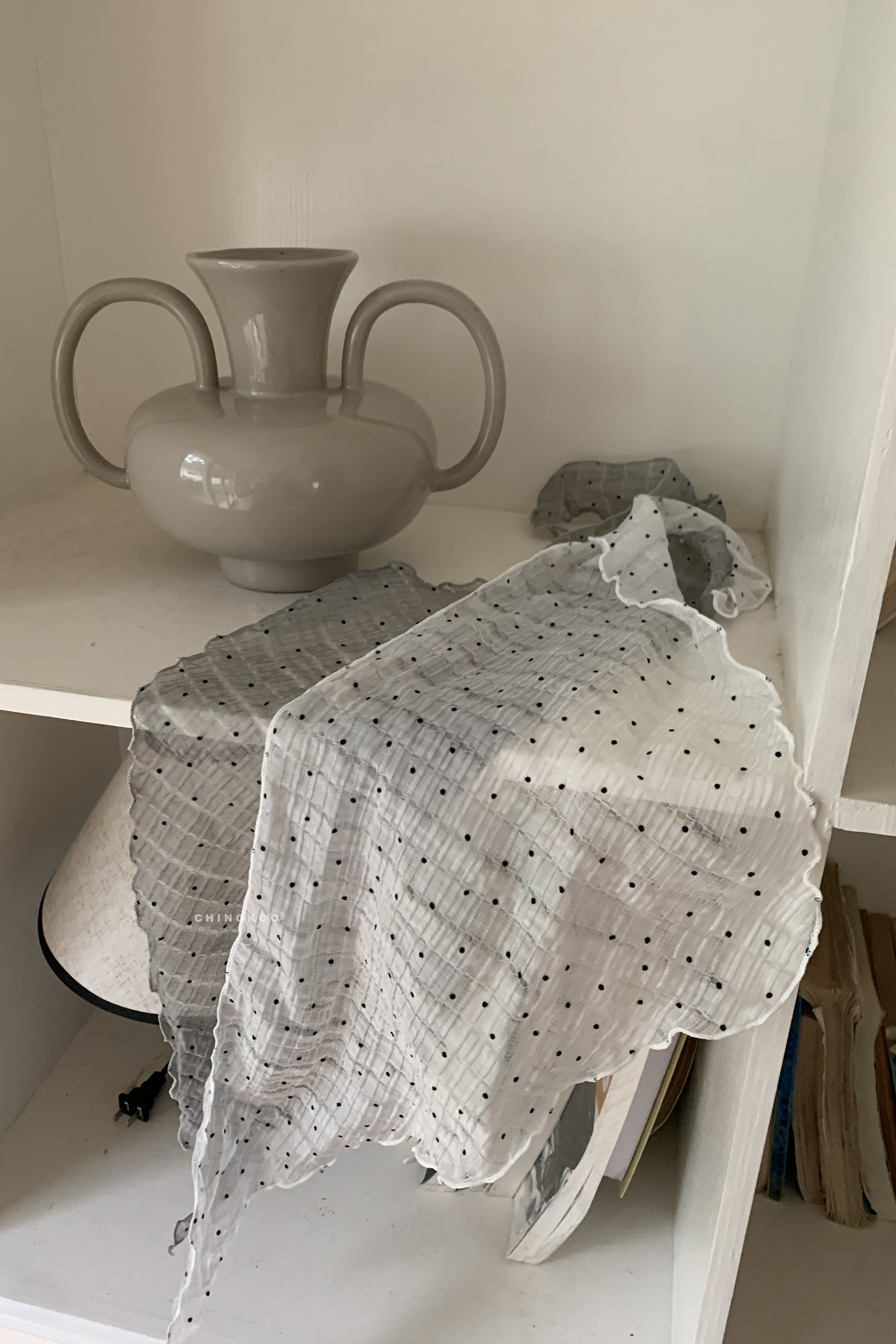 April｜氣質點點滾邊三角巾 2色