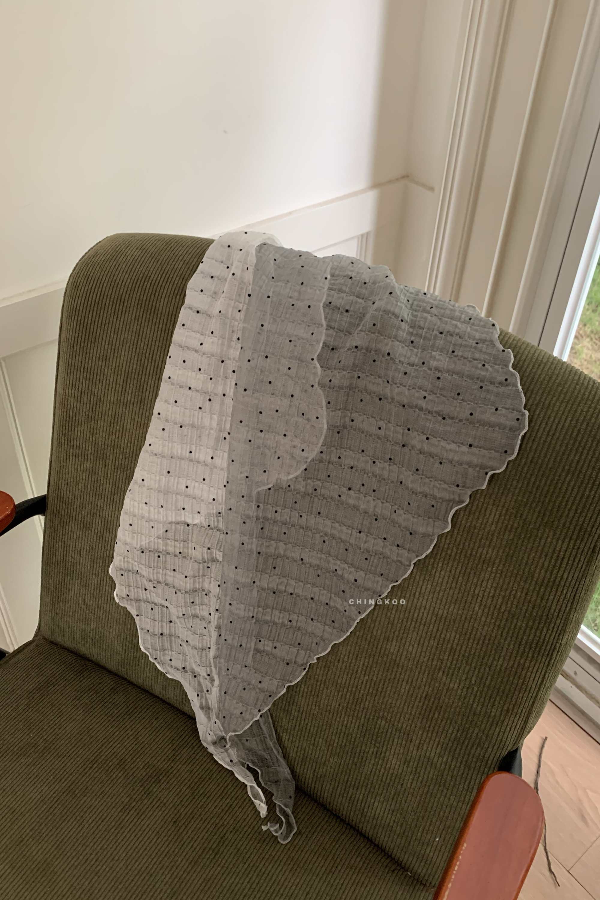 April｜氣質點點滾邊三角巾 2色