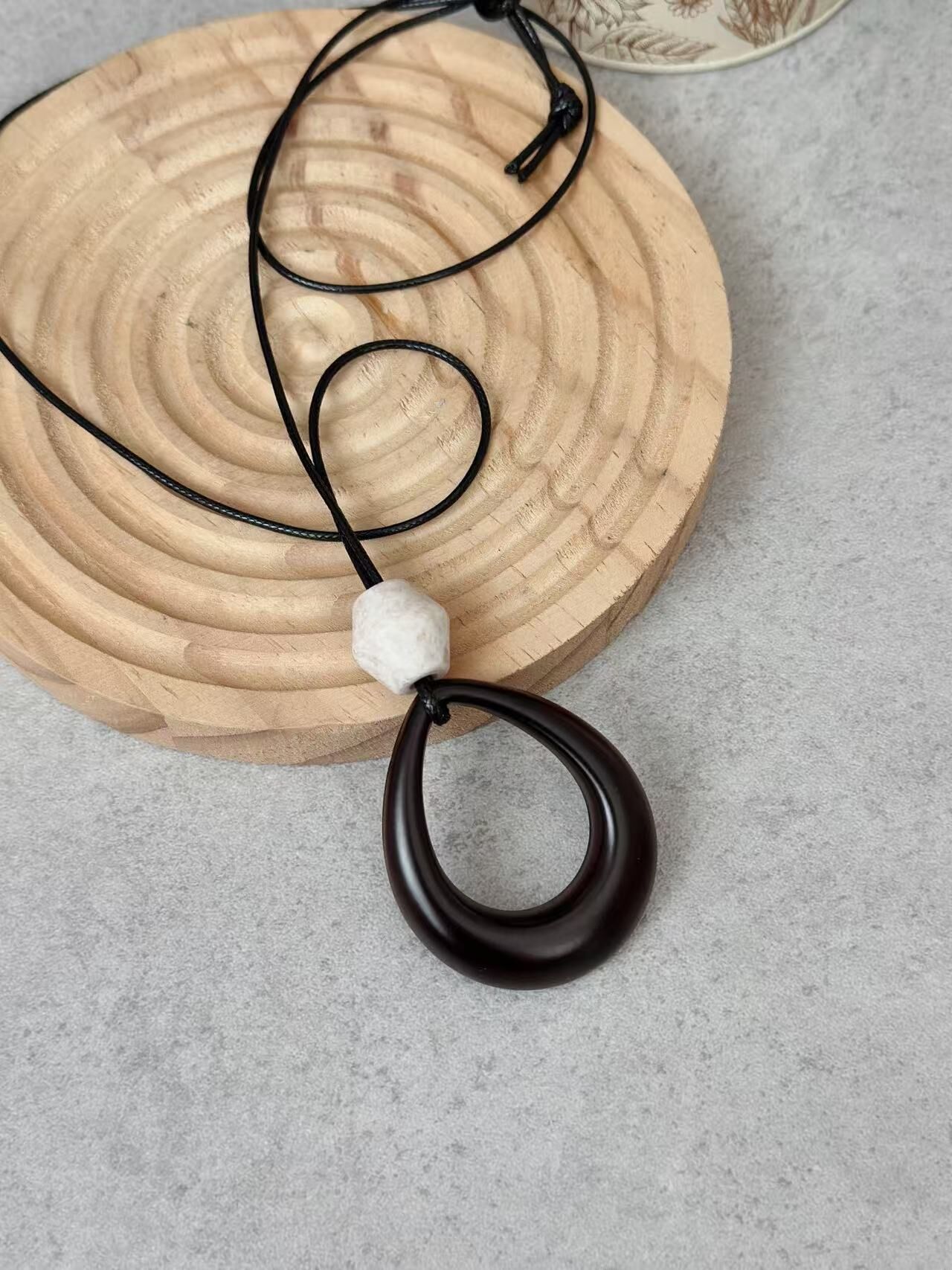 Tris Wood Oval Necklace -D134