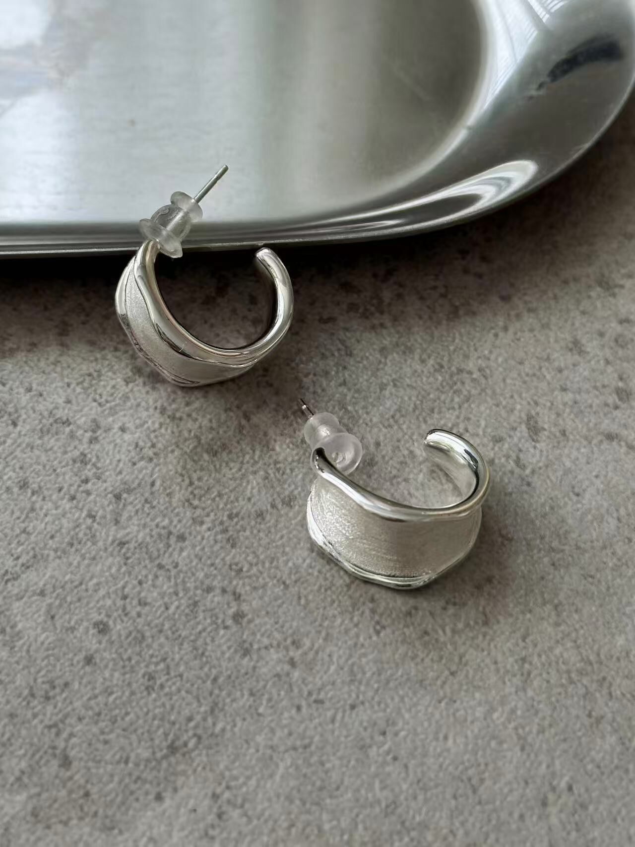 Lewis Hoop Earring -D132