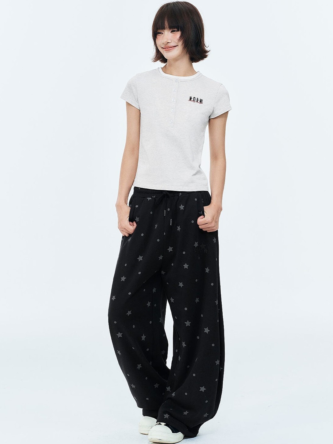 MEDM 滿印星星Logo 印花 抽繩 休閒寬鬆 彎刀長褲