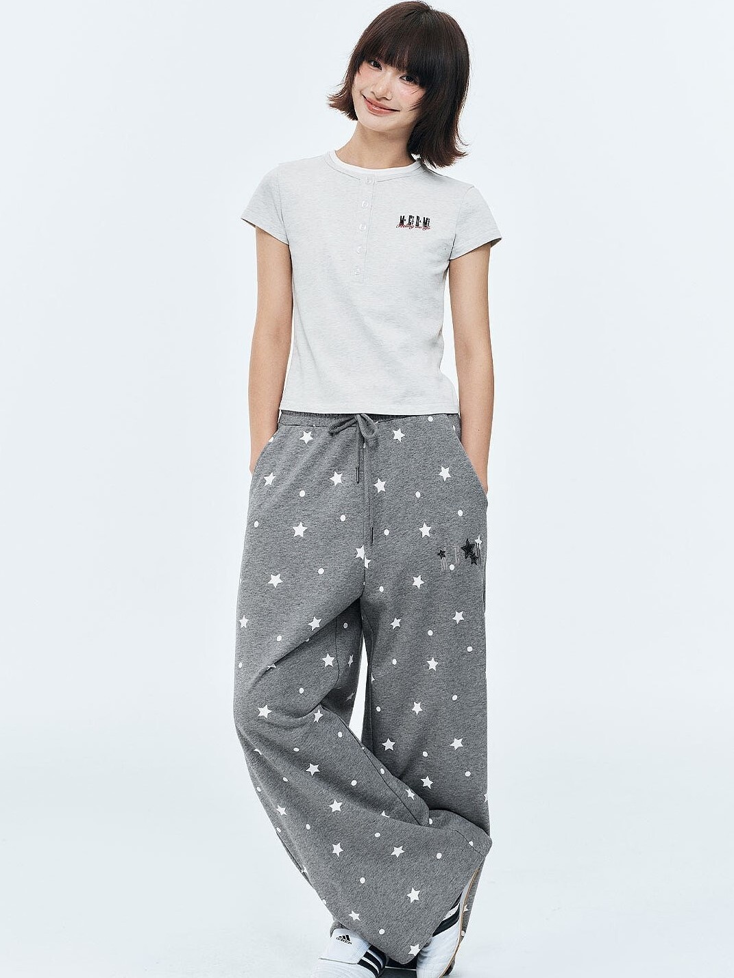 MEDM 滿印星星Logo 印花 抽繩 休閒寬鬆 彎刀長褲