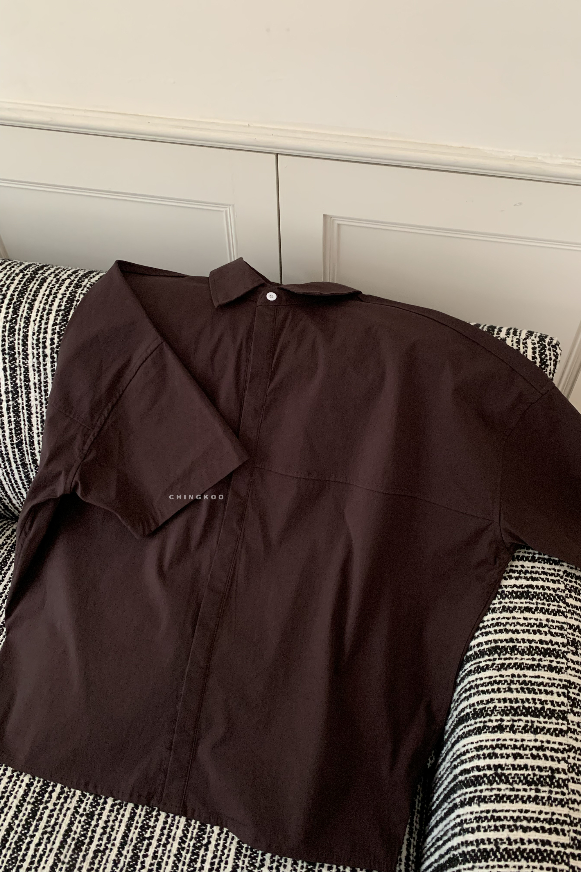 April｜質感深咖紅藏釦短袖襯衫