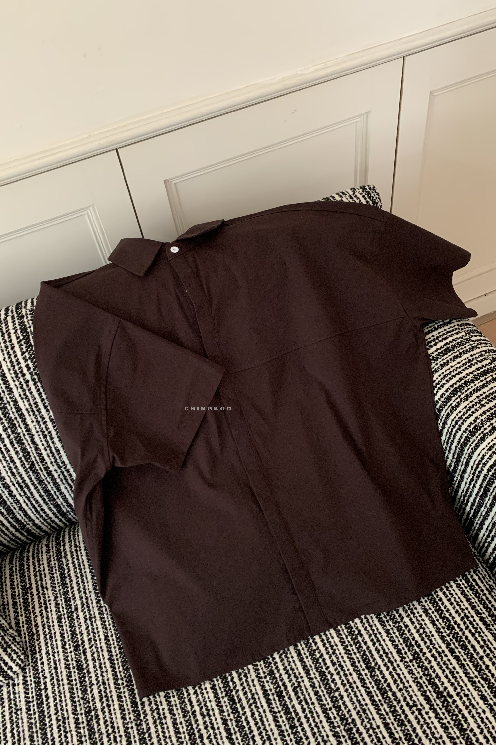 April｜質感深咖紅藏釦短袖襯衫