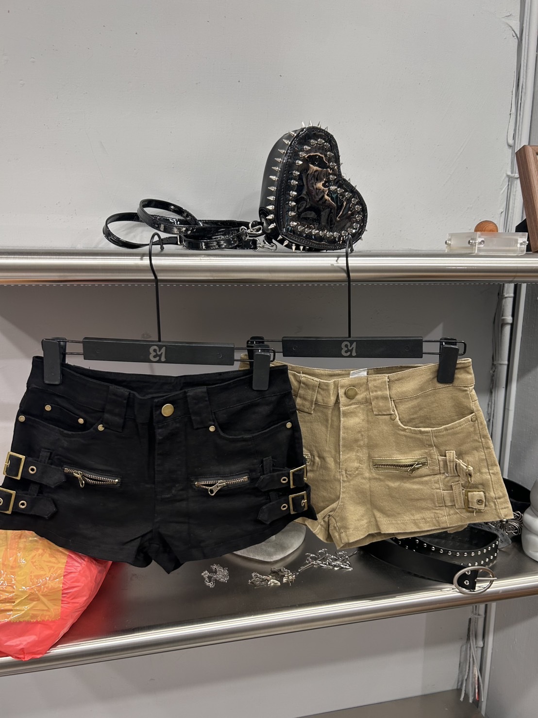 B153復古辣妹機車風卯釘熱褲