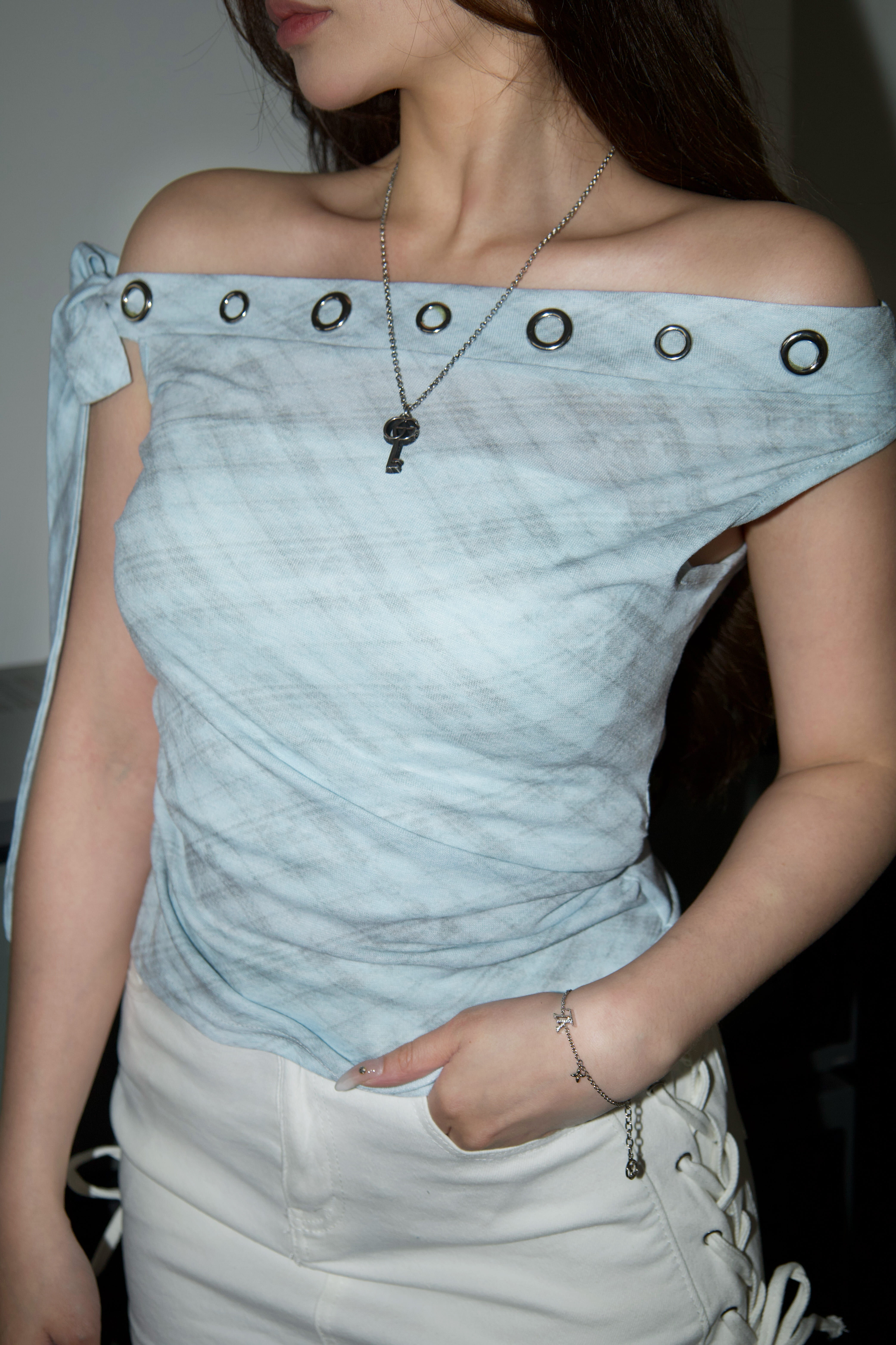 斜肩釘釦格紋綁帶上衣