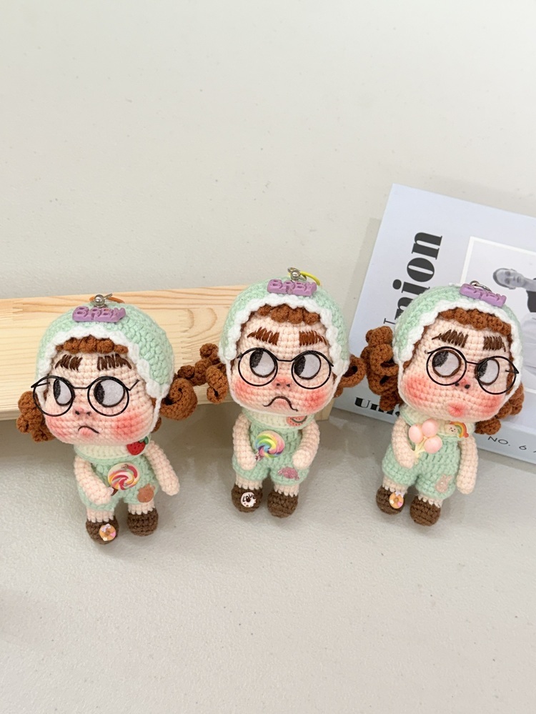 捲捲頭髮大眼睛帽子醜娃吊飾-11號『約14cm』((綠色隨機)