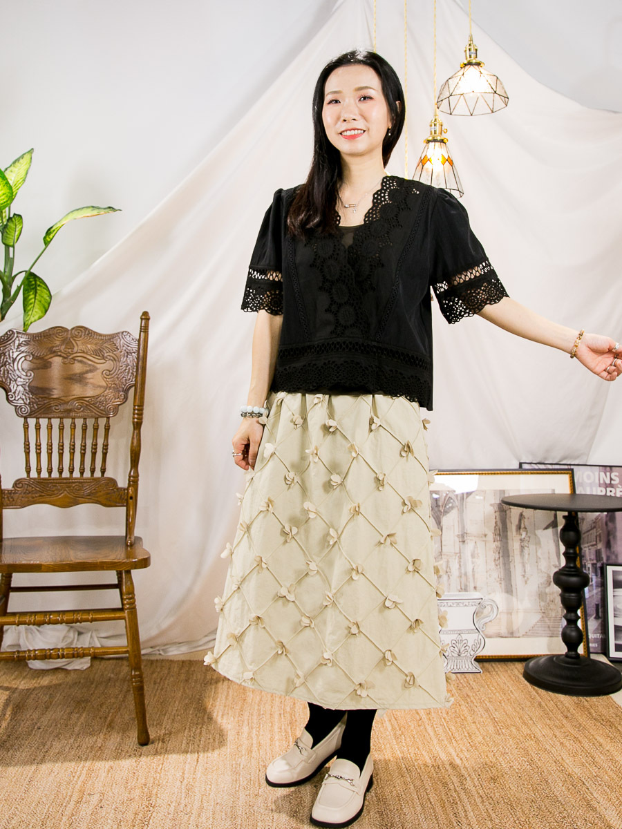 V領邊 袖口 下擺 LACE刺繡麻棉料．滑滑恤衫料TOP