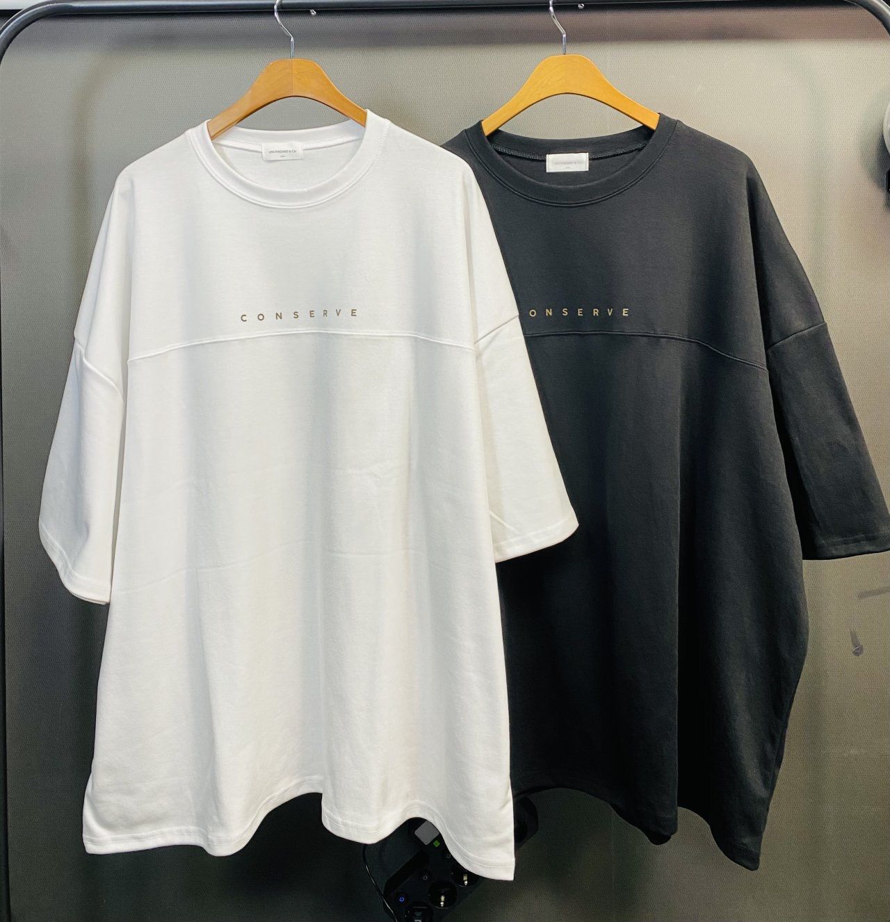 英文字圖案短袖Tee UNSTANDARD-148T