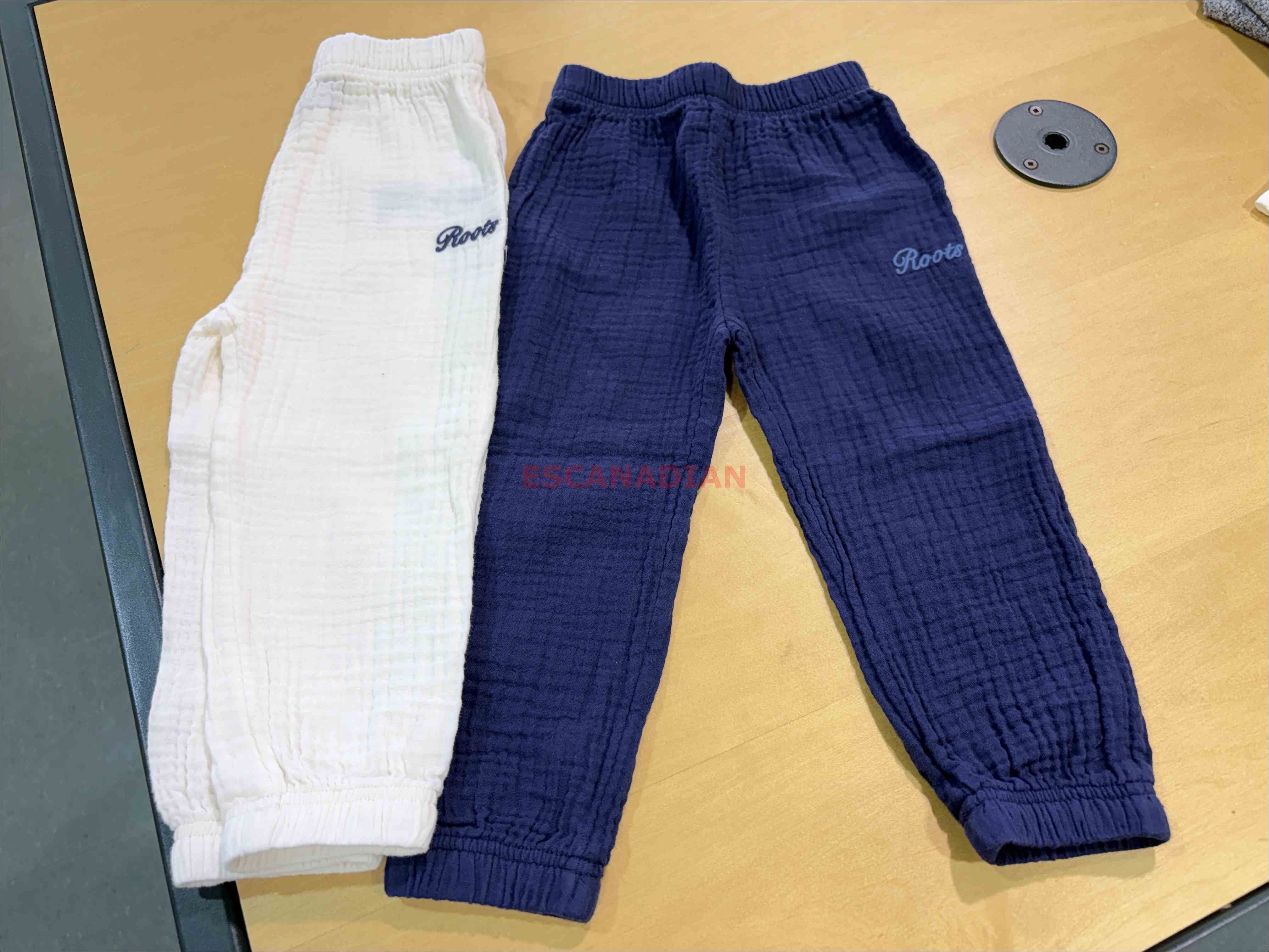 ROOTS 小男童/Baby 刺繡字樣 細緻棉麻材質 縮口褲 (2色)