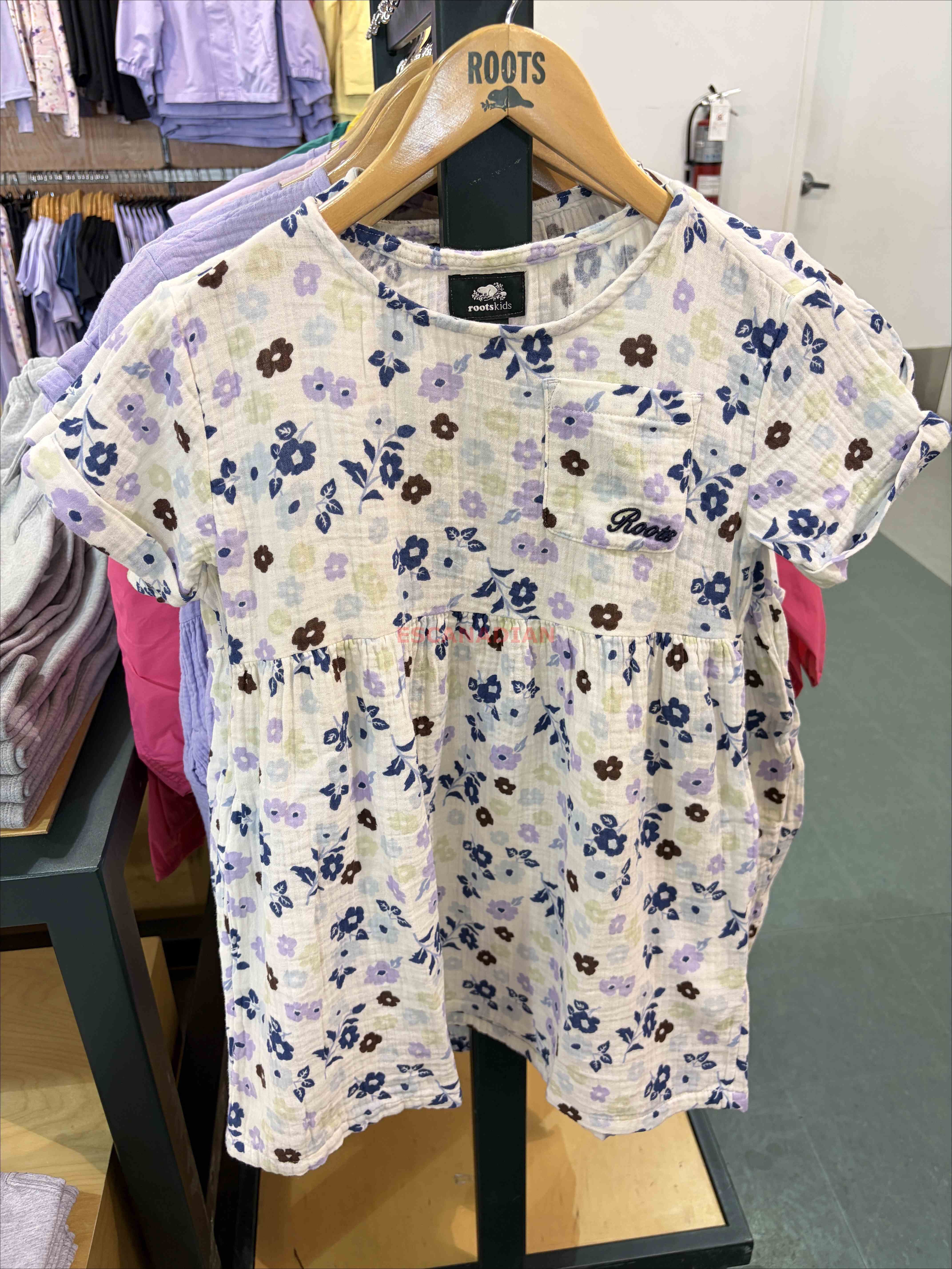 ROOTS 小女童 細緻棉麻材質 滿版花紋 刺繡字樣 洋裝