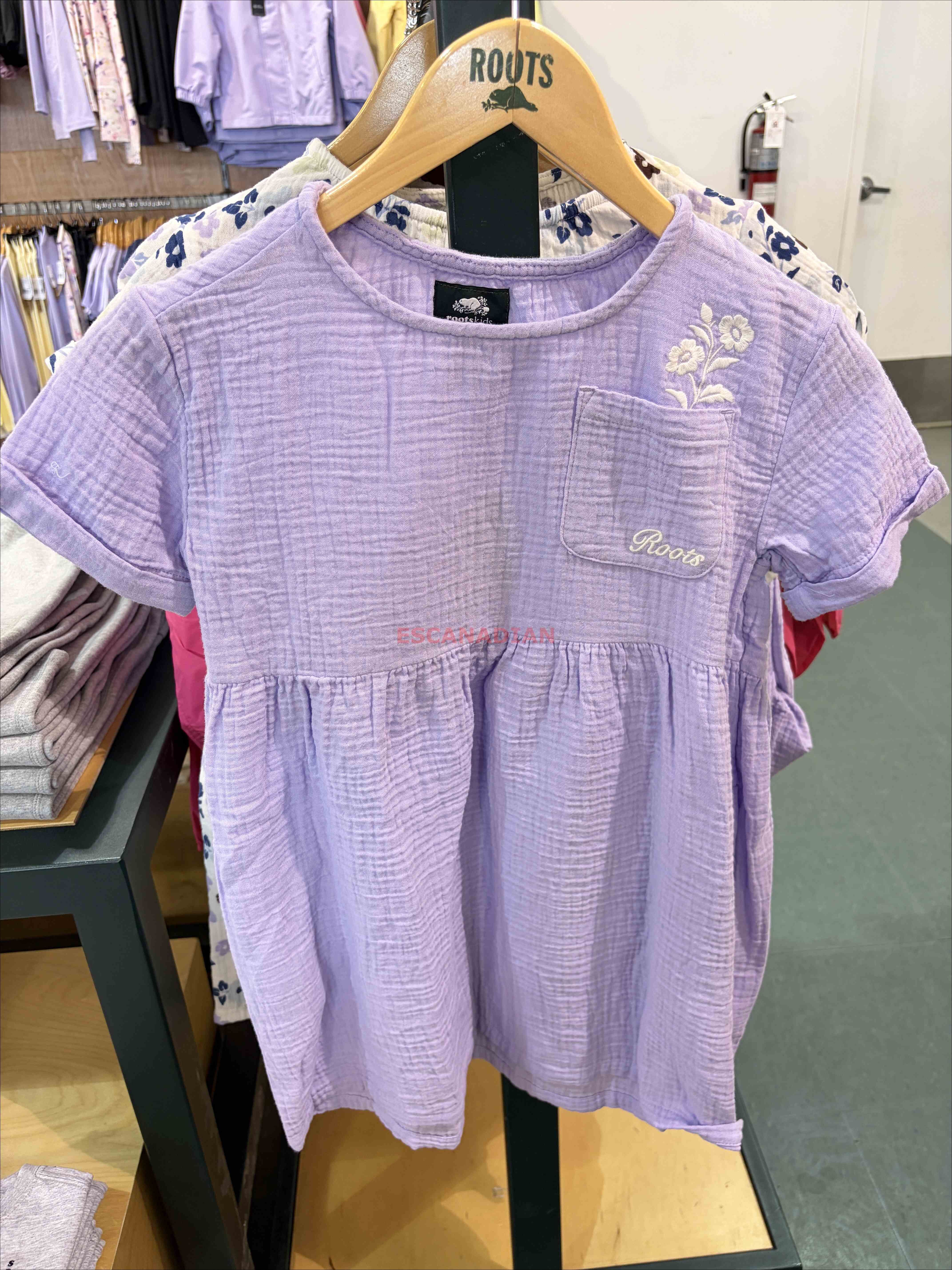 ROOTS 小女童 細緻棉麻材質 刺繡字樣 洋裝