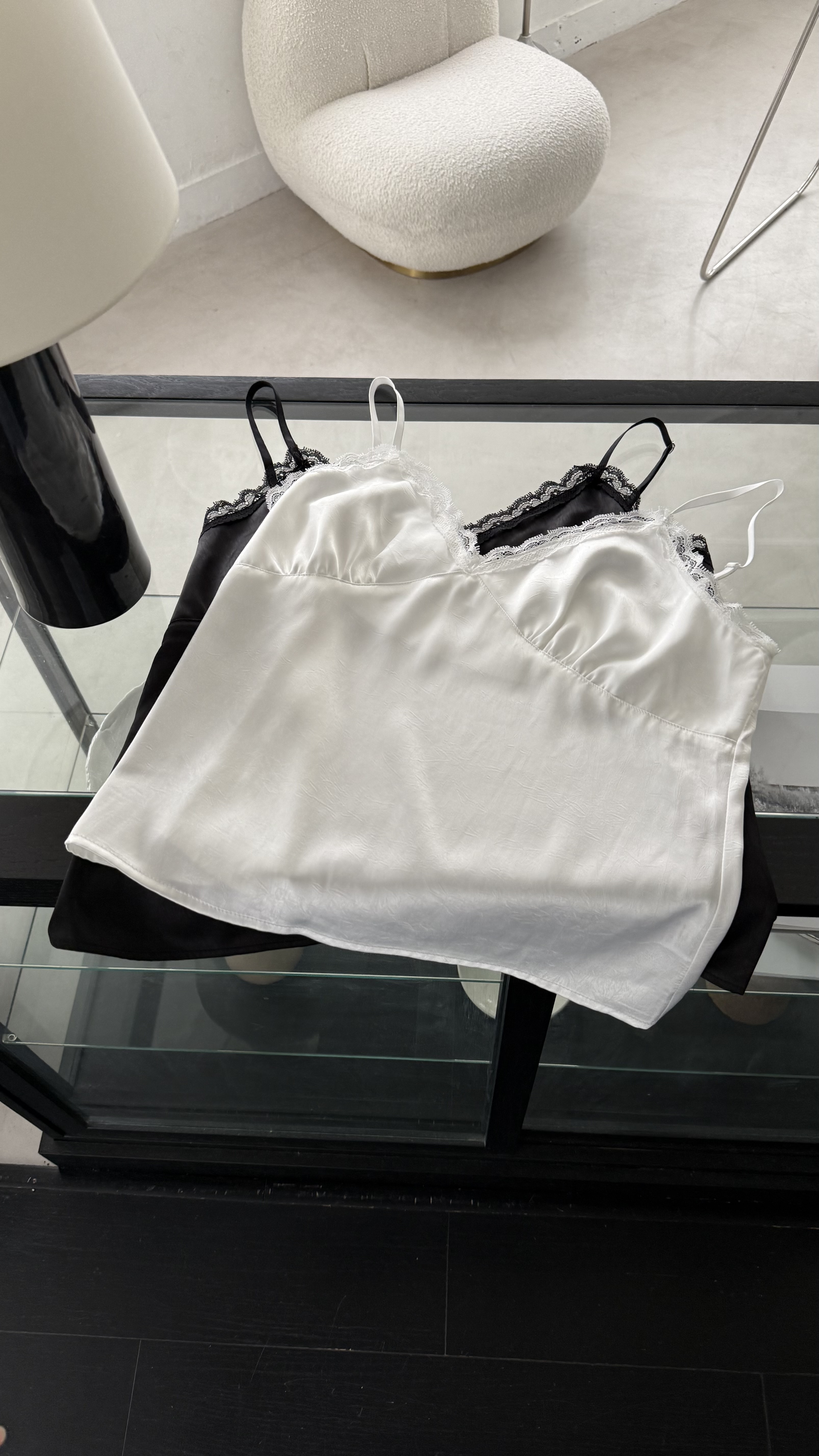 本期推薦！女人味緞面蕾絲背心(黑/白)