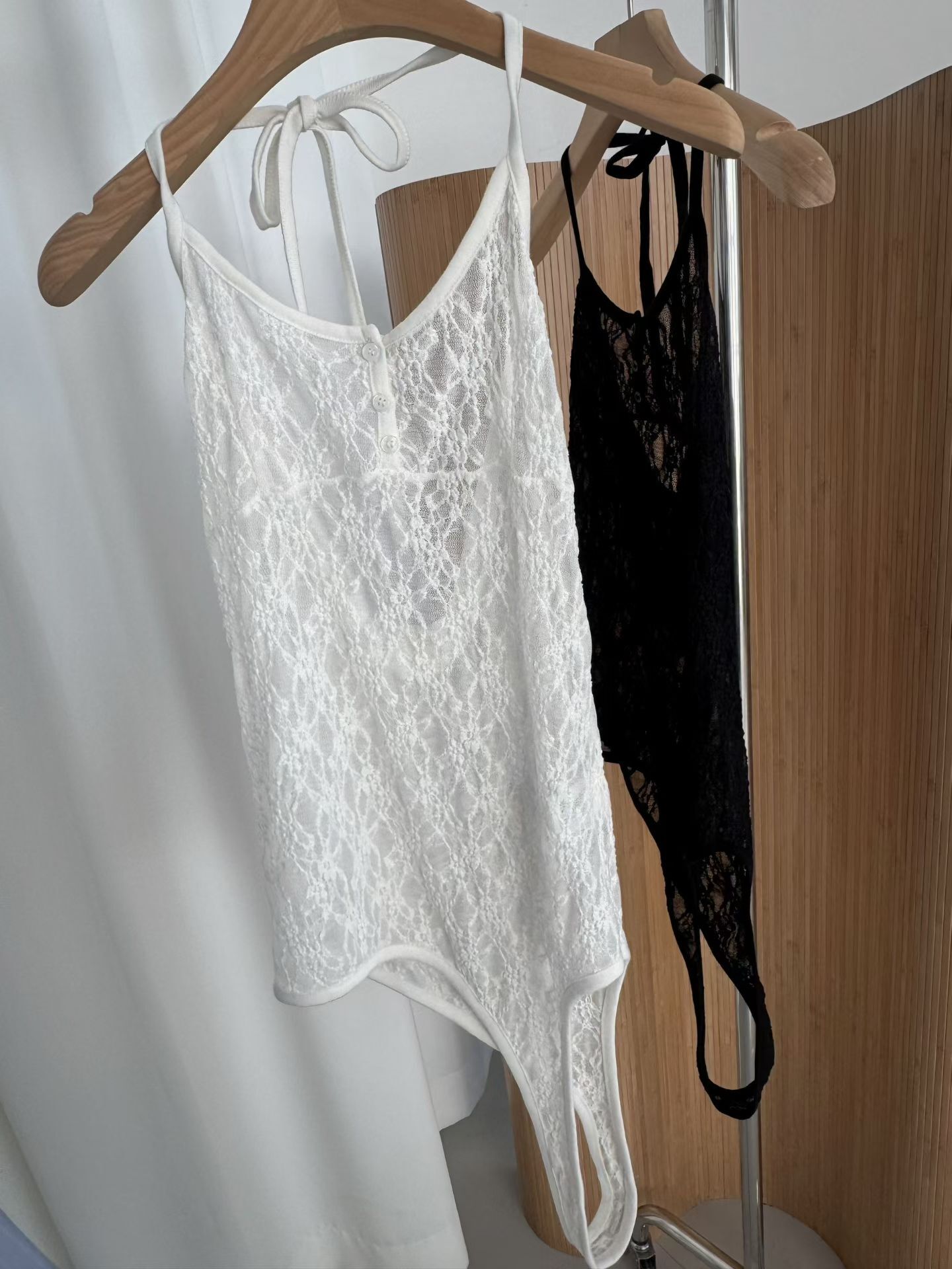 A05蕾絲繞脖造型背心(黑/白)