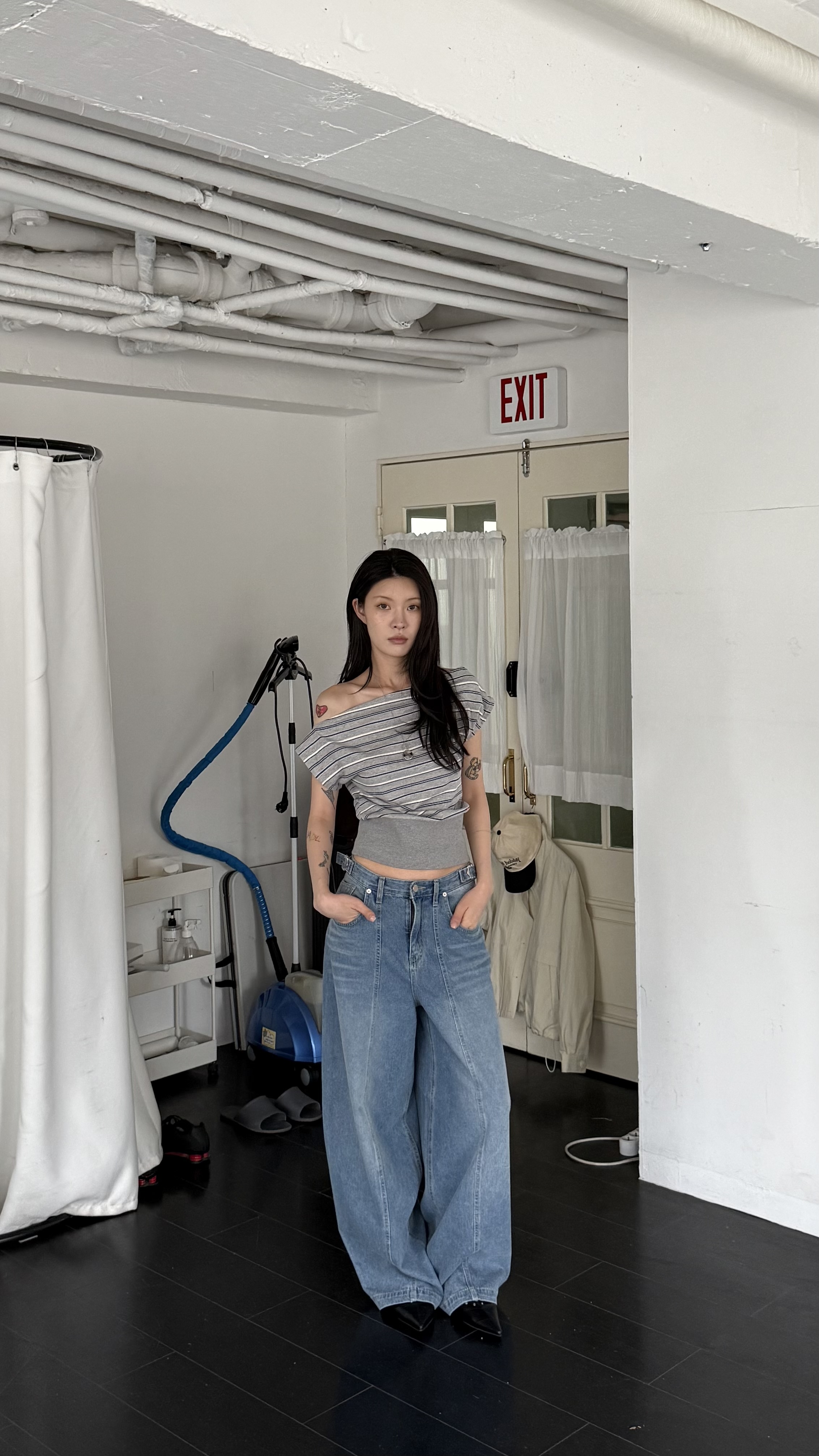 腰瘦條紋斜肩上衣(灰/深藍)