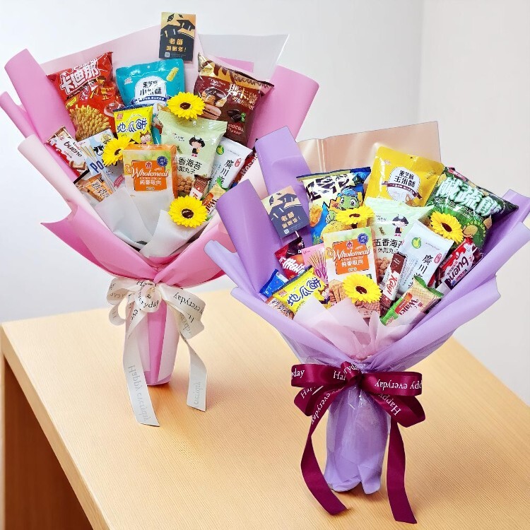素食零食花束（No-Meat Snack Bouquet）。專為素食者設計的創意零食組合，包含卡迪那、地瓜酥等純植友善點心，飽和色彩包裝，適合畢業典禮與生日送禮。