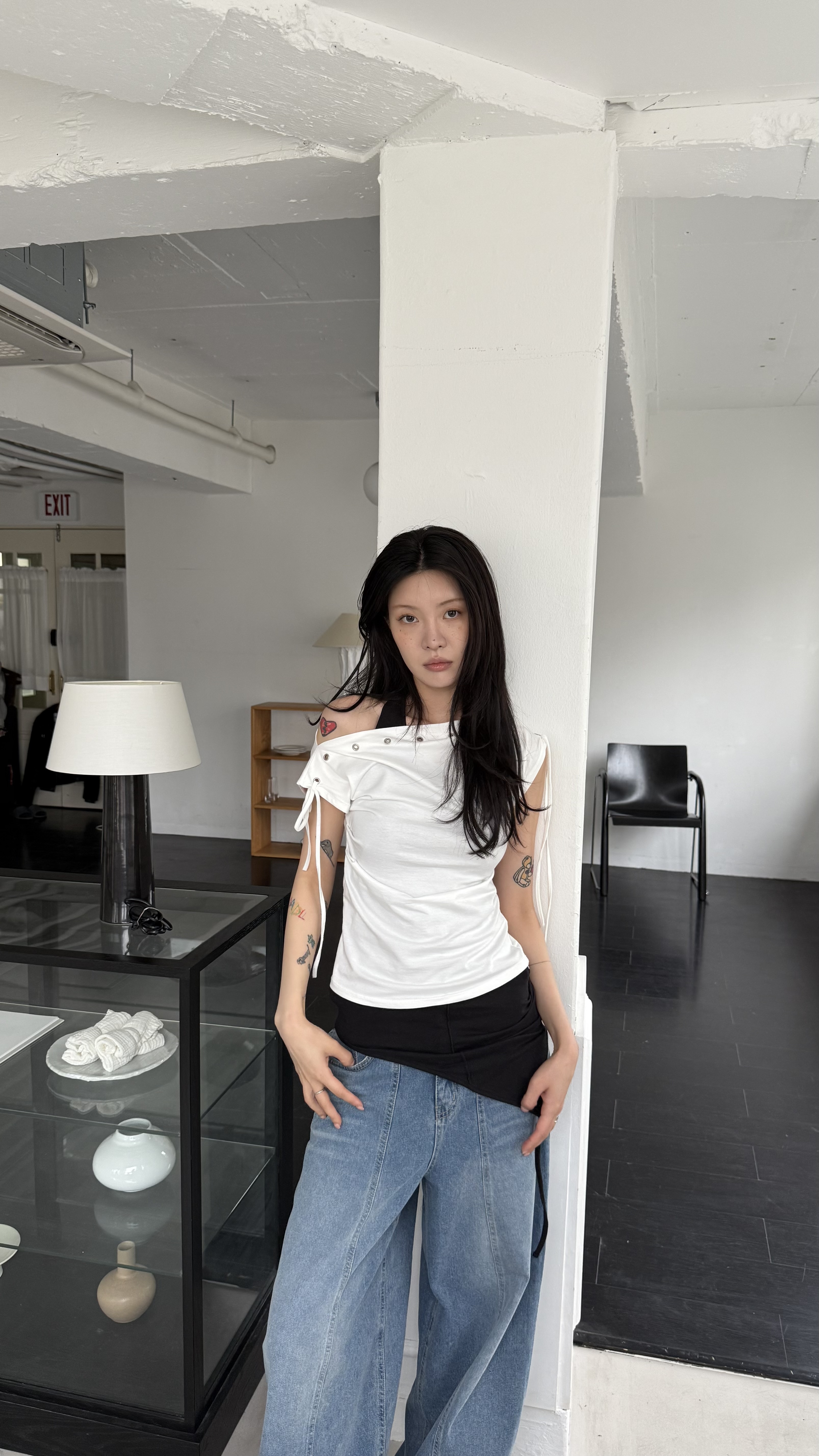 卯釘環斜肩綁帶上衣(黑/白)