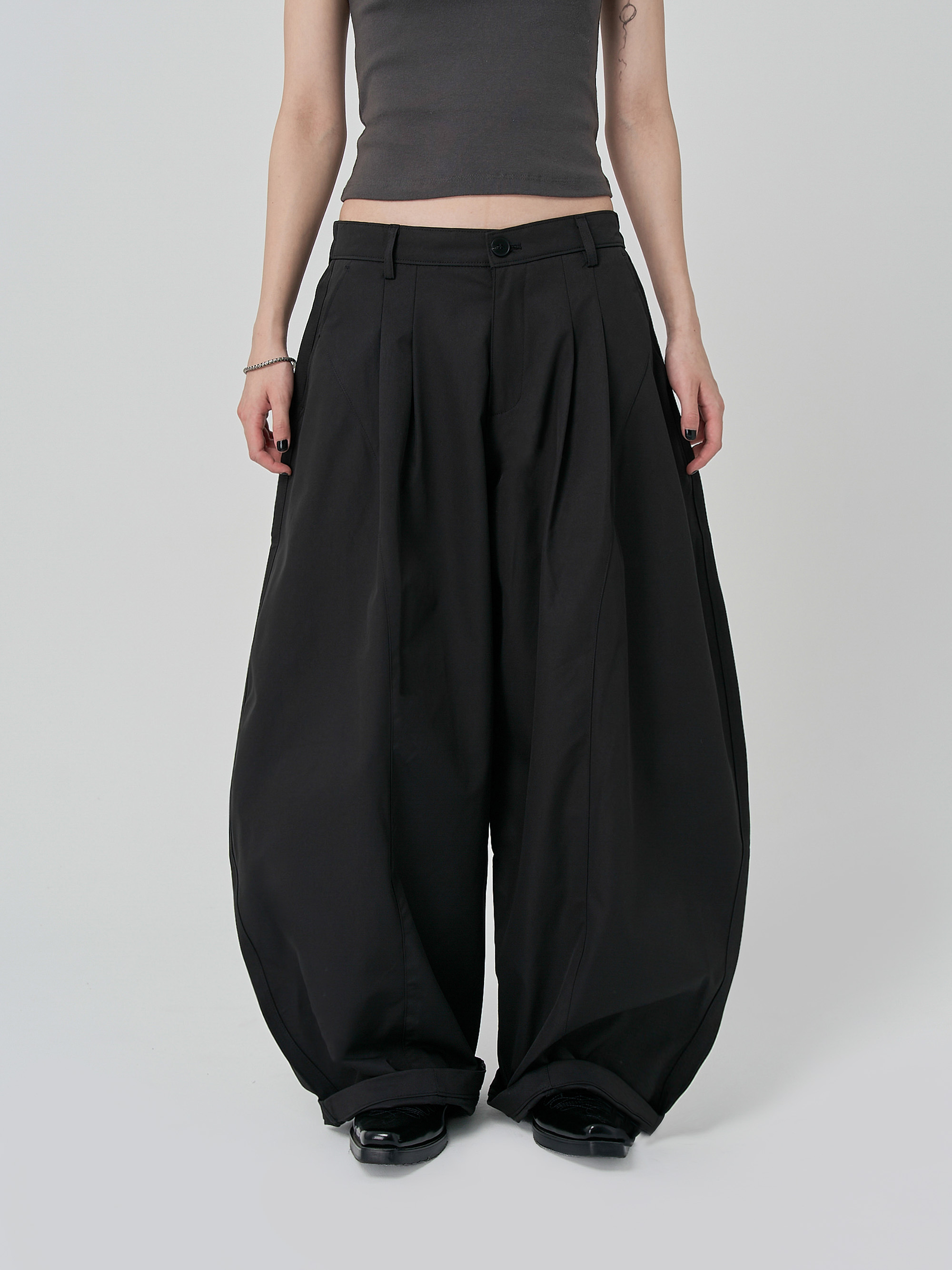 量感抗皺摺縫氣球長褲-黑