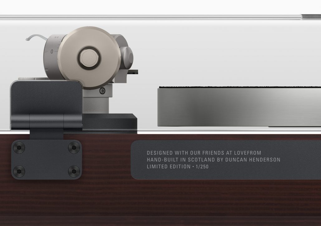 壓印鋁製銘牌，刻有版本編號及製作者名稱