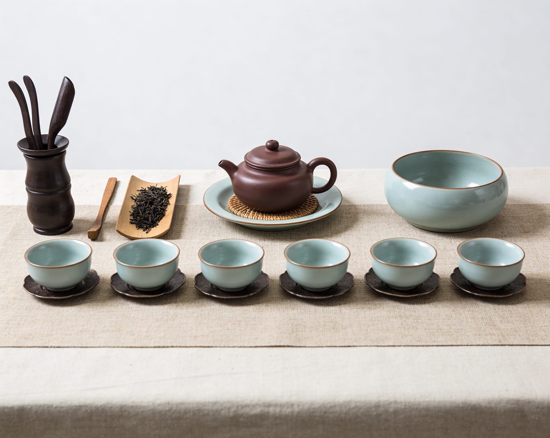 傳統中式茶道茶席擺設，茶壺茶杯茶則整齊陳列，展現茶文化千年來的禮儀之美與東方生活美學