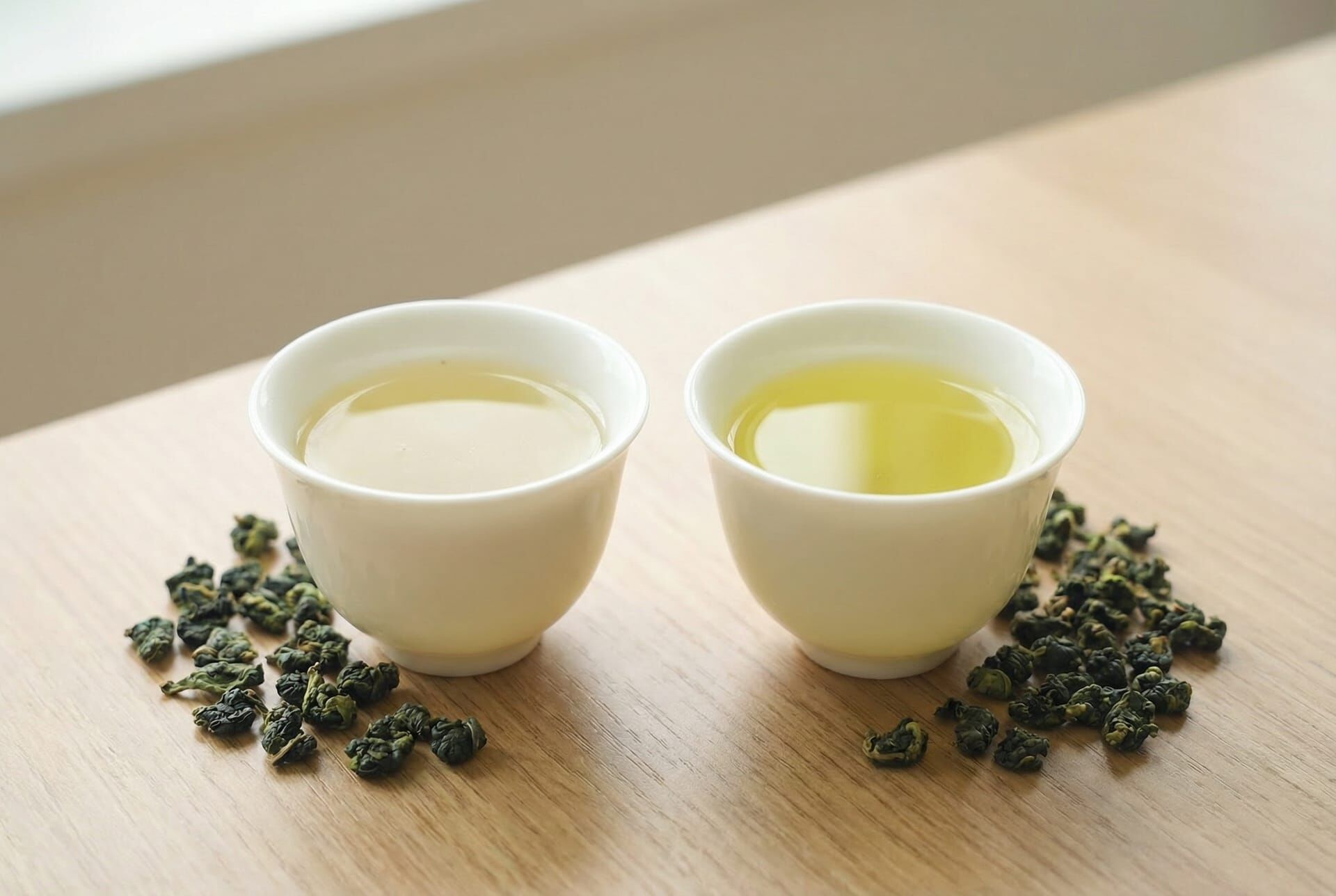 洗茶前後茶湯對比，左側為較混濁的第一泡茶湯，右側為洗茶後清澈透亮的茶湯